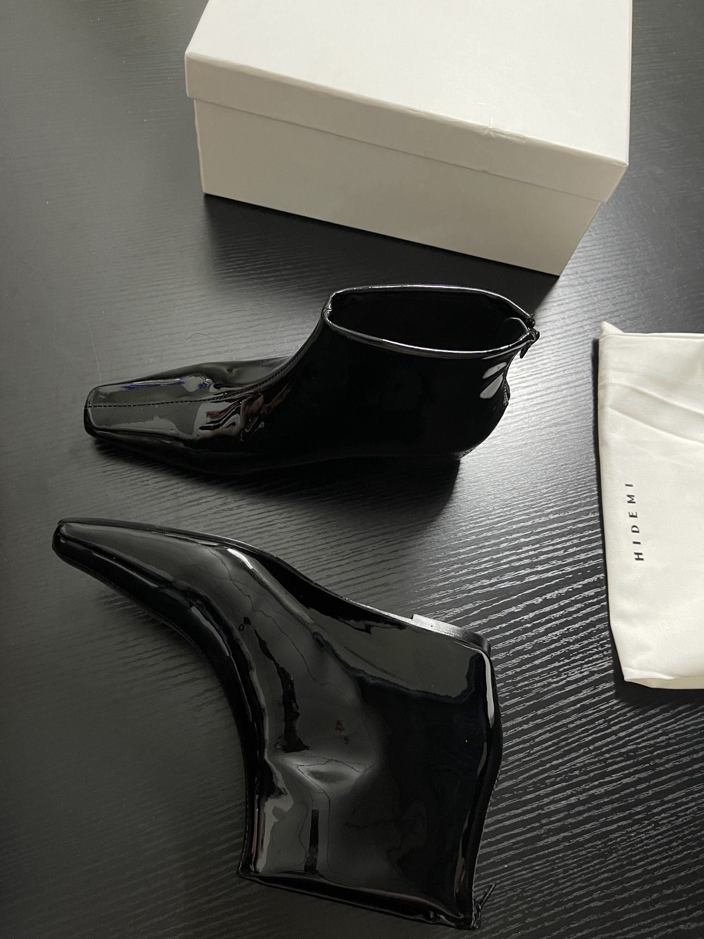 “Chelsea Short Boots in Sheepskin: 24AW New Autumn Winter Collection” - 图片 4