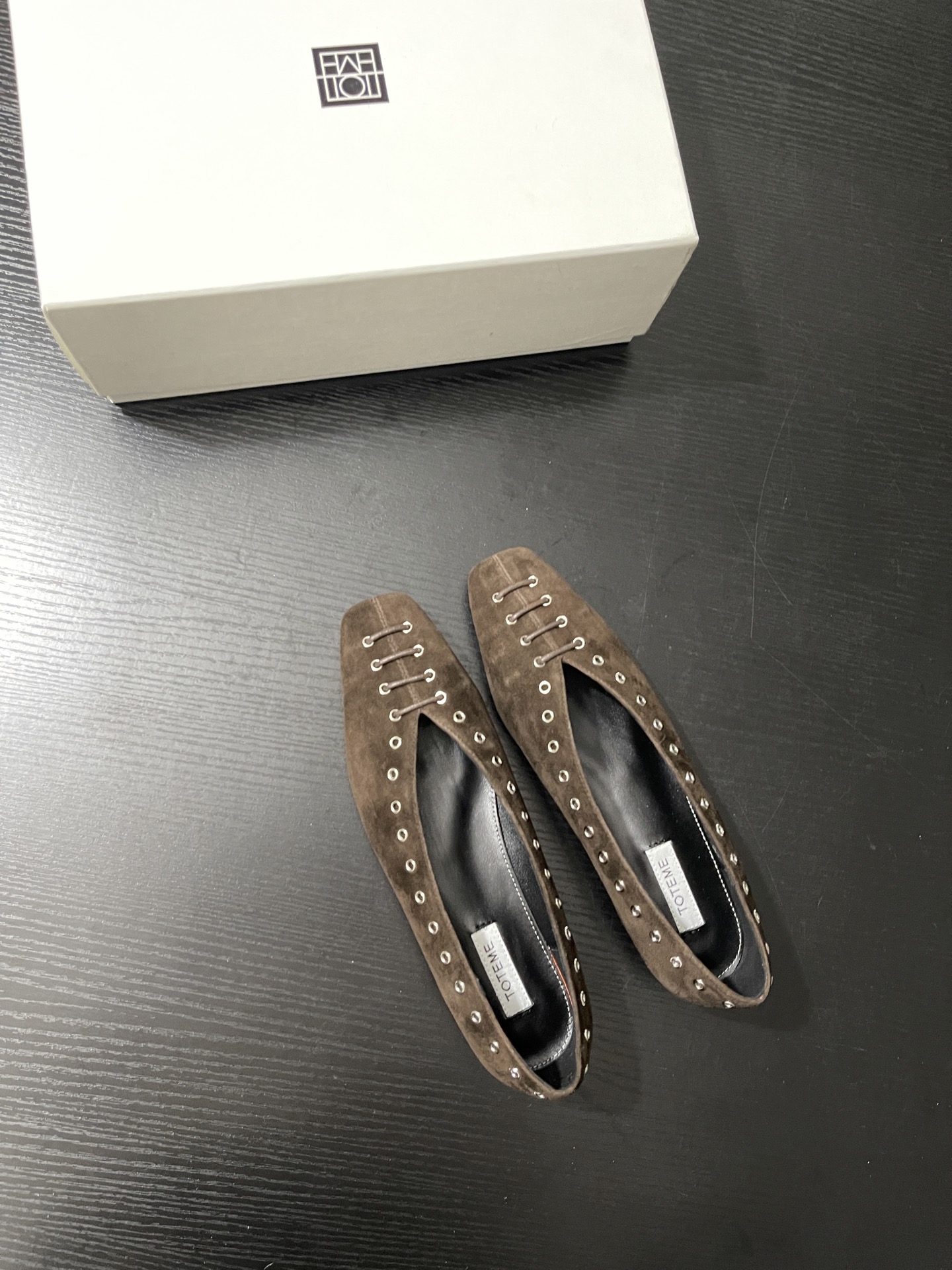 “Stylish Toteme Shoes: Elegant Design with Comfortable Sheepskin Lining” - 图片 4