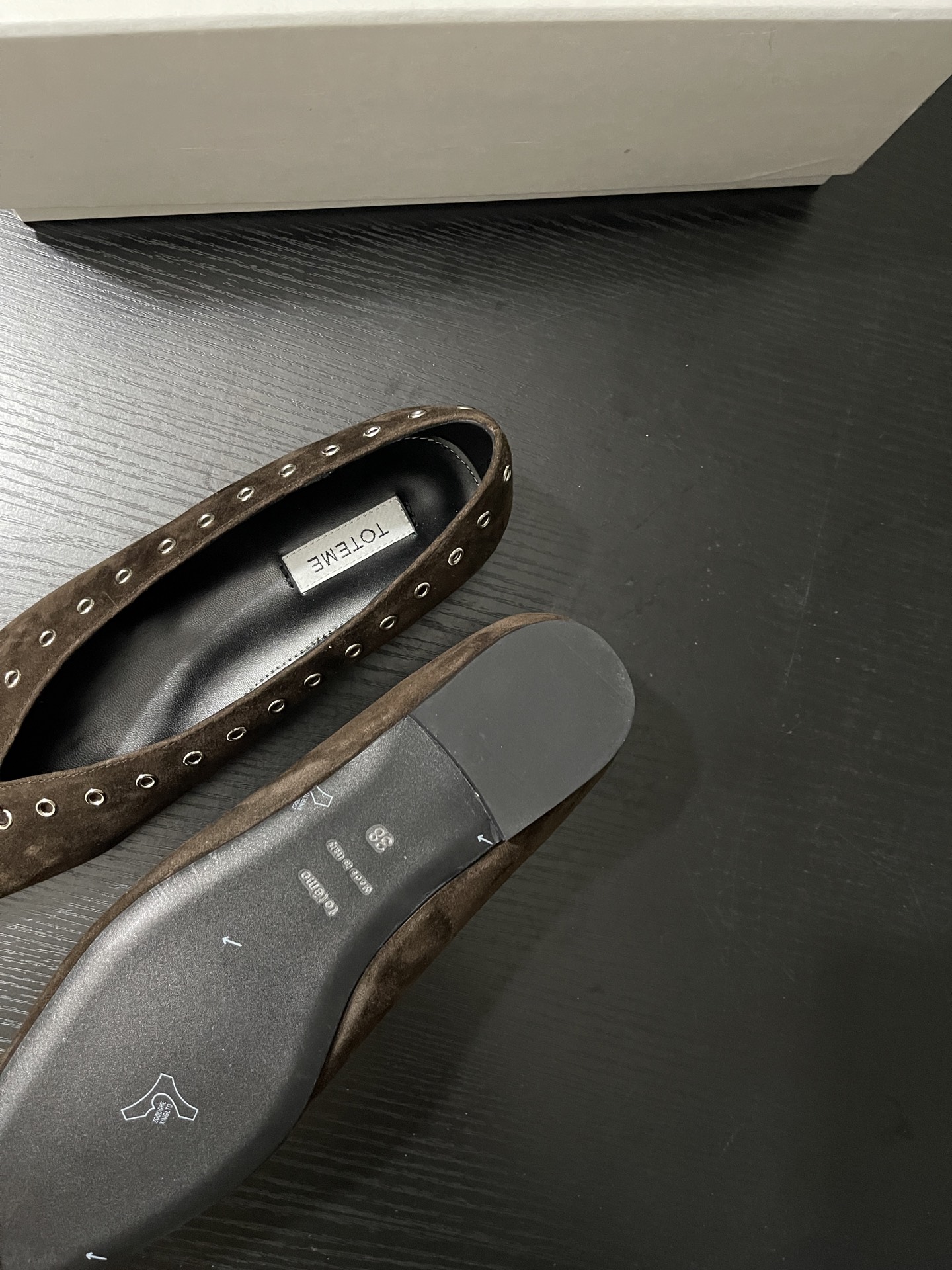 “Stylish Toteme Shoes: Elegant Design with Comfortable Sheepskin Lining” - 图片 9