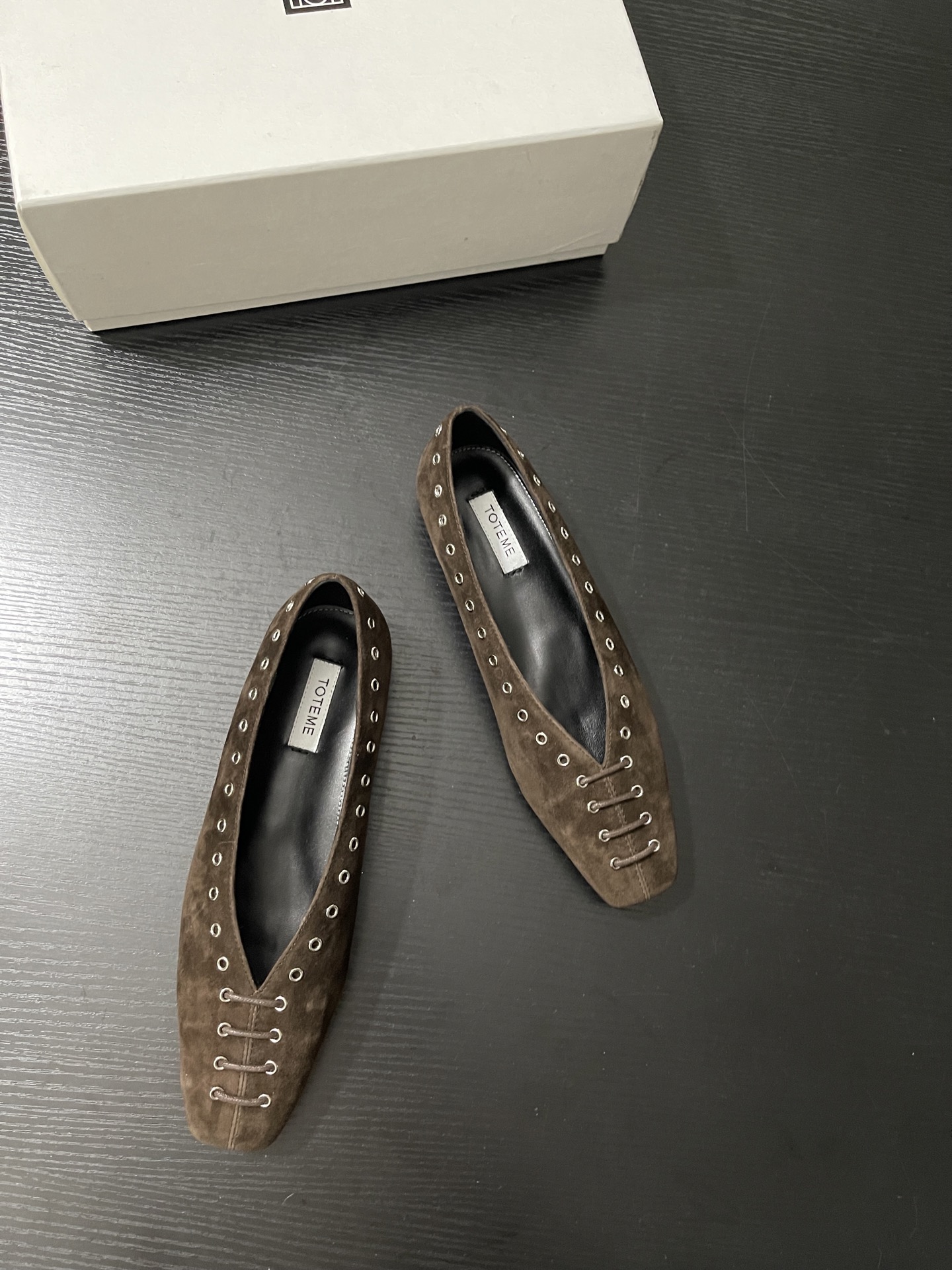 “Stylish Toteme Shoes: Elegant Design with Comfortable Sheepskin Lining” - 图片 3
