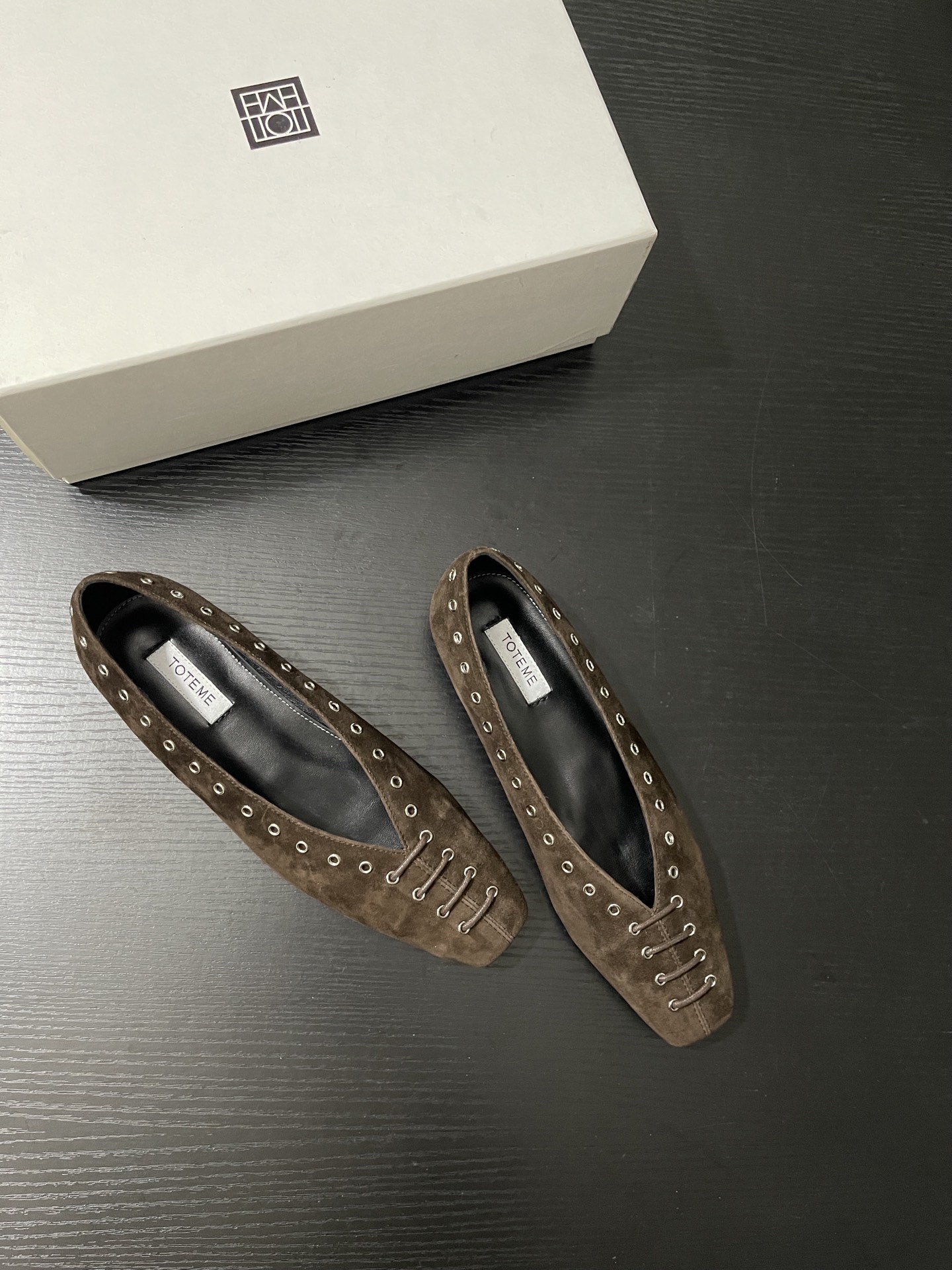 “Stylish Toteme Shoes: Elegant Design with Comfortable Sheepskin Lining” - 图片 2
