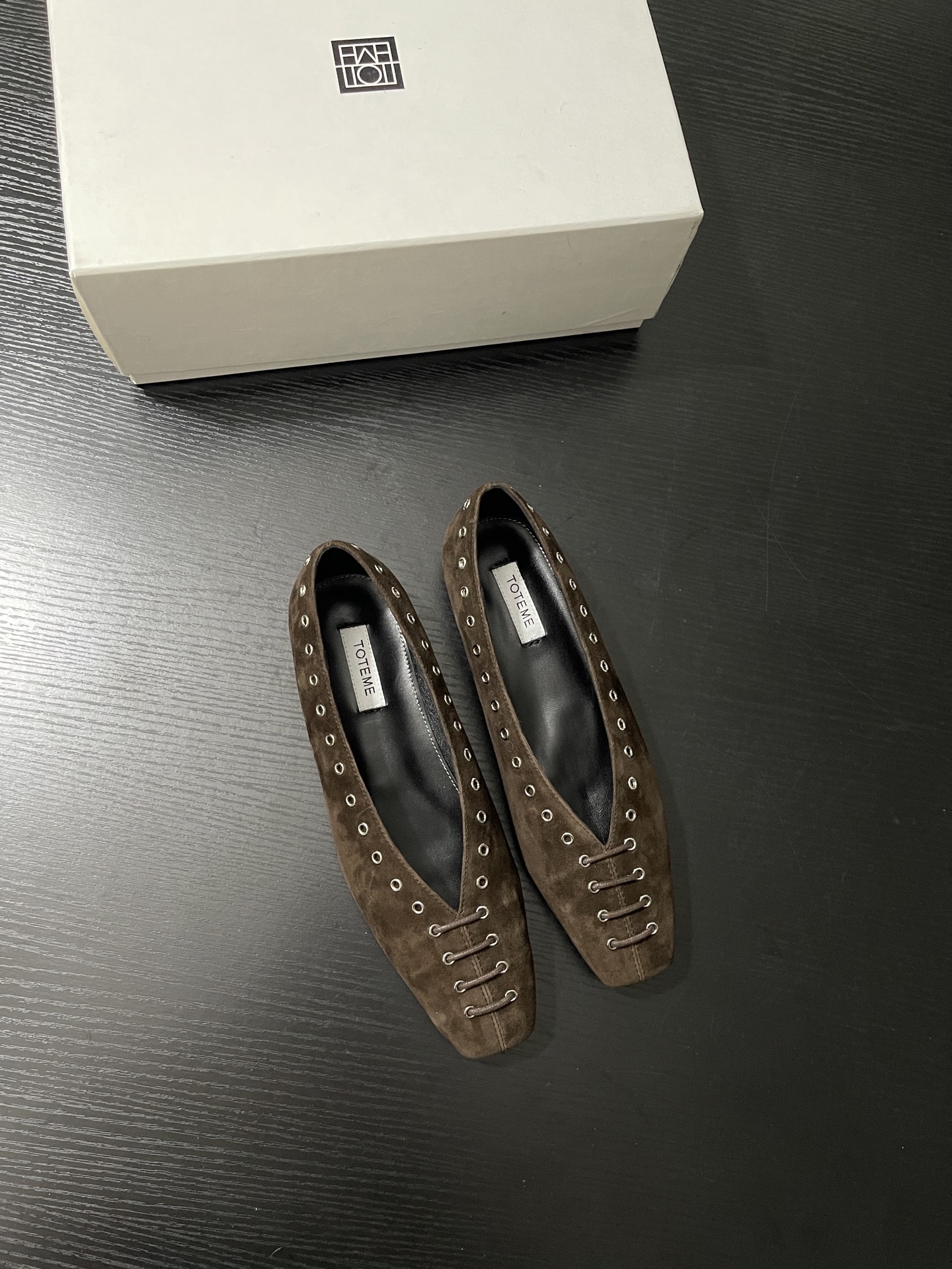 “Stylish Toteme Shoes: Elegant Design with Comfortable Sheepskin Lining” - 图片 1
