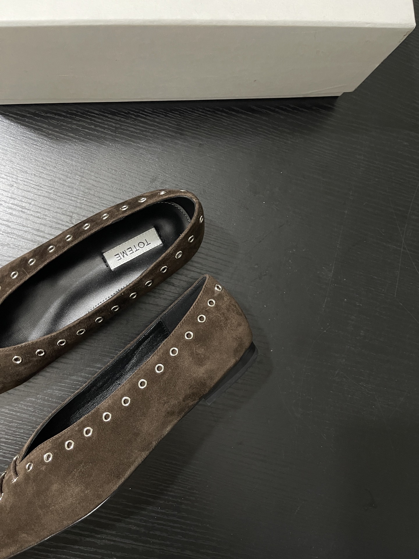 “Stylish Toteme Shoes: Elegant Design with Comfortable Sheepskin Lining” - 图片 8