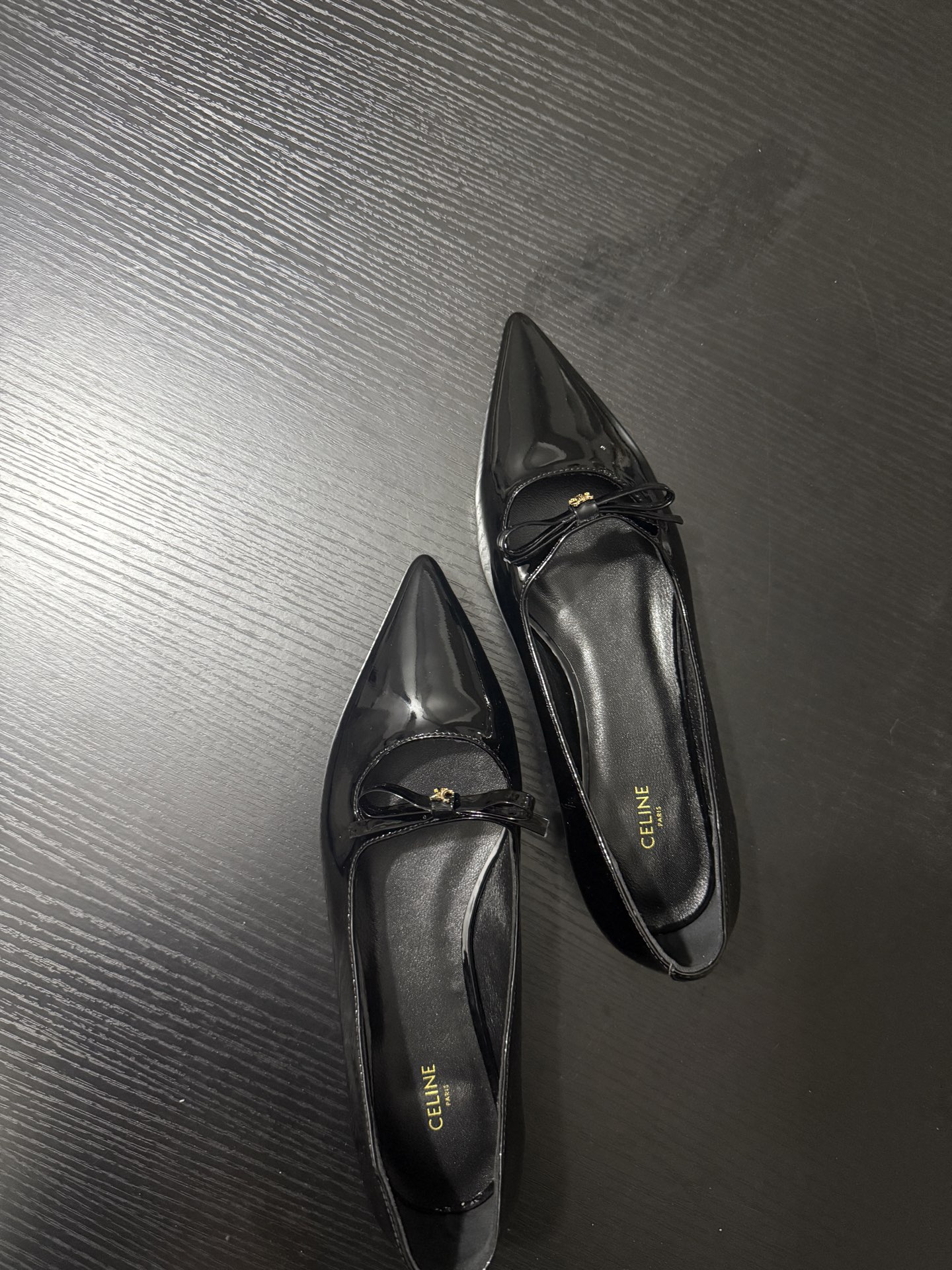 French-style Pointy Flats with Metallic Details: Stylish, Elegant, and Luxurious - 图片 3