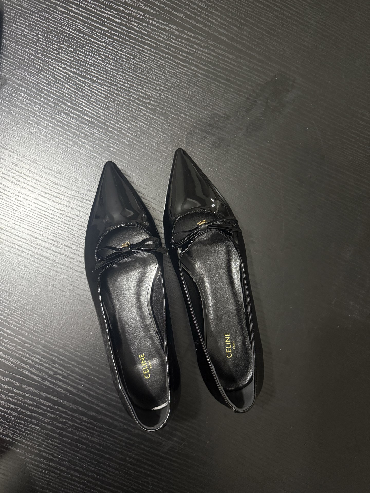 French-style Pointy Flats with Metallic Details: Stylish, Elegant, and Luxurious - 图片 1