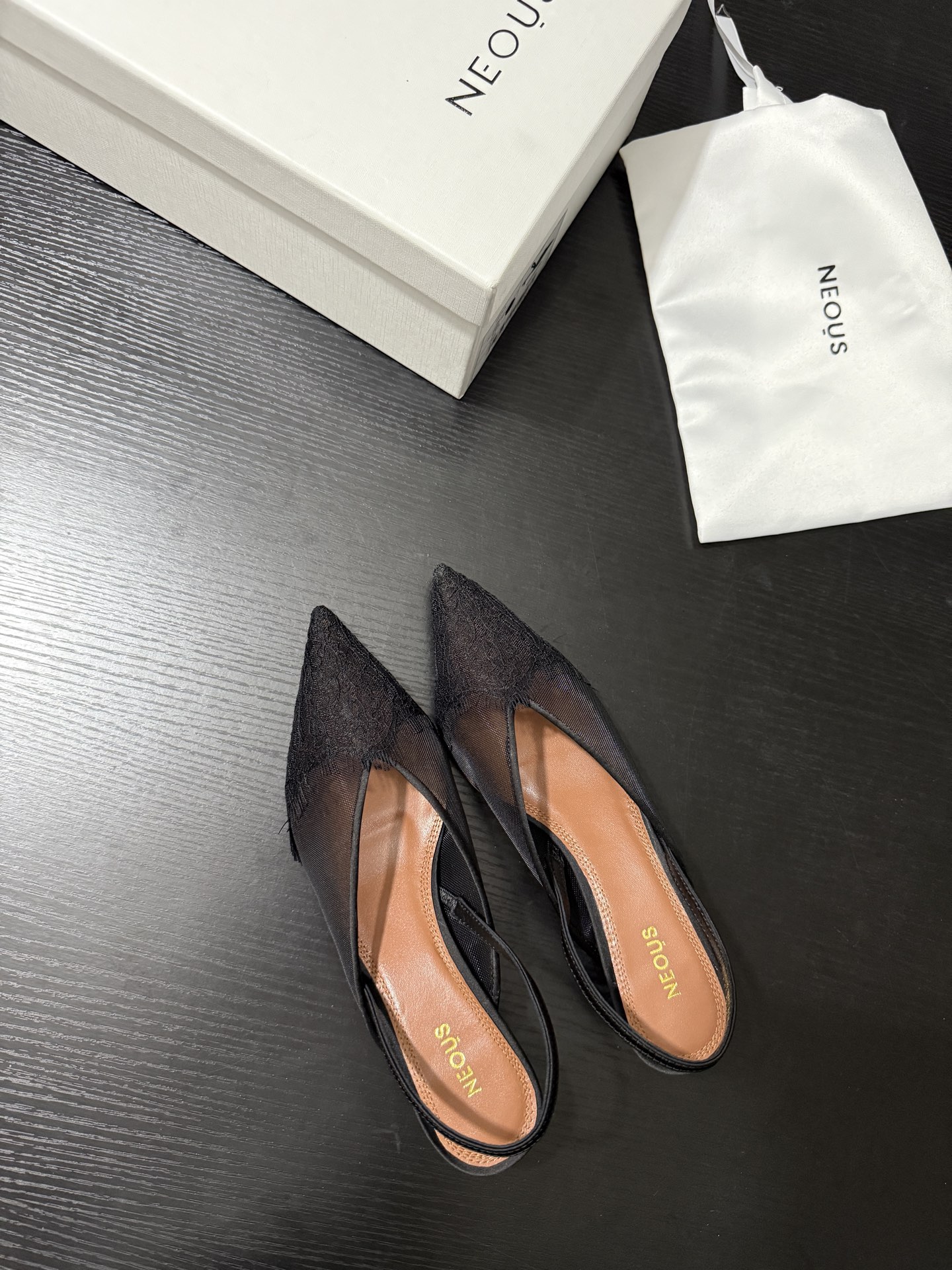 NO:406140,NEOUS new products, elegant and new style | NEOUS lace pointed sandals perfectly intertwined elegance and modernity. Pointed toe design cleverly lengthens the leg lines to show the neat temperament. Exquisite lace and light mesh yarn or embellishes soft feather elements to release romantic charm in the details. The rear trip strap style adds a bit of casualness. You can step into a unique style whether you are commuting or going out. The upper is imported silk. Yangjing. Mesh. The inner imported sheepskin imported leather sole 35-39 (customized for 40.41), sandals, sandals, sheepskin, real silk, sheep, Leather soles19860909NEOUS新品 优雅新风尚 | NEOUS蕾丝尖头凉鞋 将优雅与摩登完美交织 尖头设计 巧妙拉长腿部线条 尽显利落气质 精致蕾丝与轻盈网纱拼接 或点缀柔美的羽毛元素 于细节处释放浪漫魅力 后绊带款式 增添几分随性 无论是通勤还是出街 都能踏出独特格调 鞋面进口真丝.羊京.网纱 内里进口羊皮 进口真皮大底 35-39（40.41定做）,凉鞋,sandals,sheepskin,real silk,sheep,Leather soles,Women's Shoes