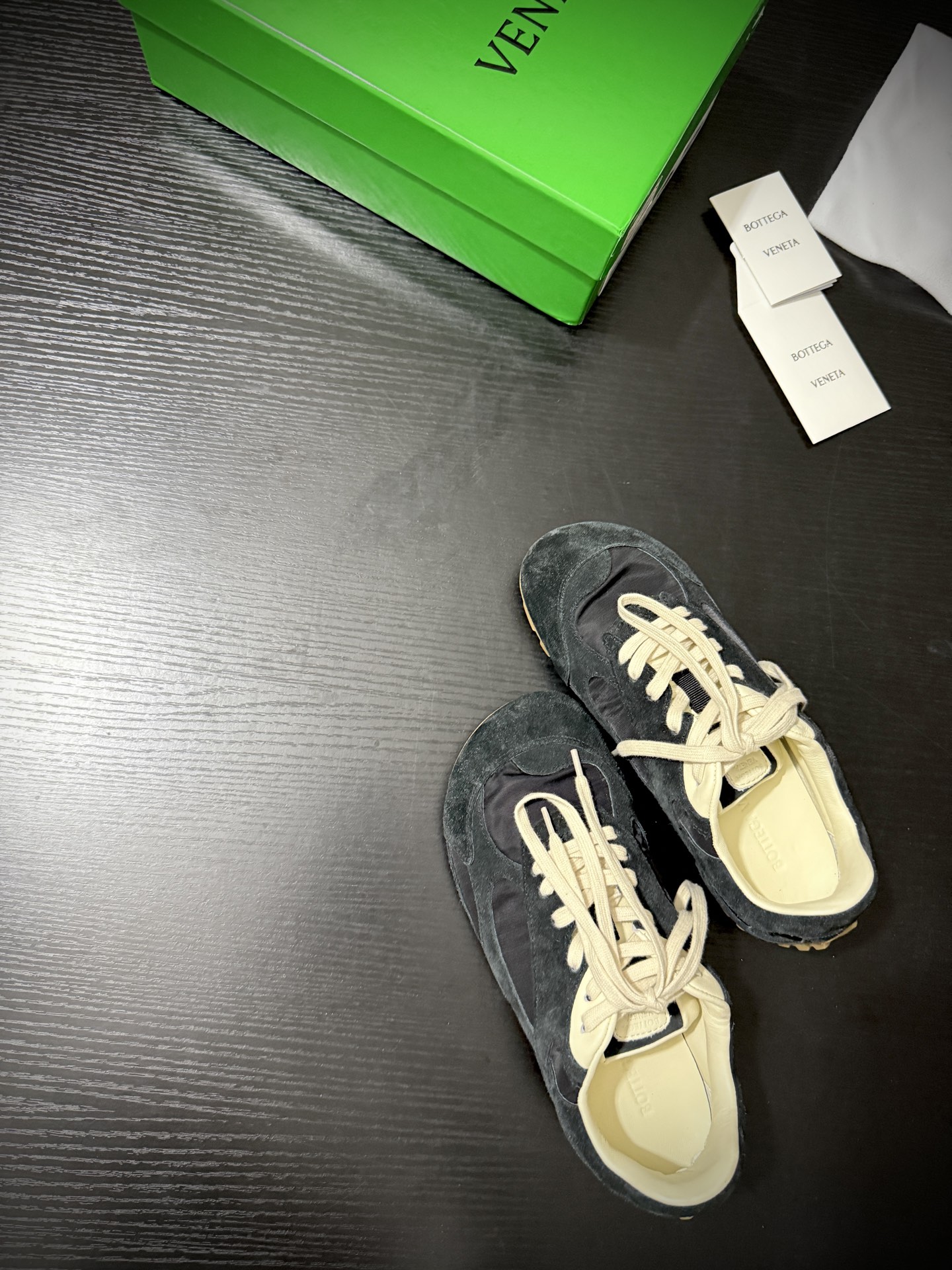 “Stylish Bottega Veneta 25AW Pet: White Shoes with Fine Brown Details” - 图片 3
