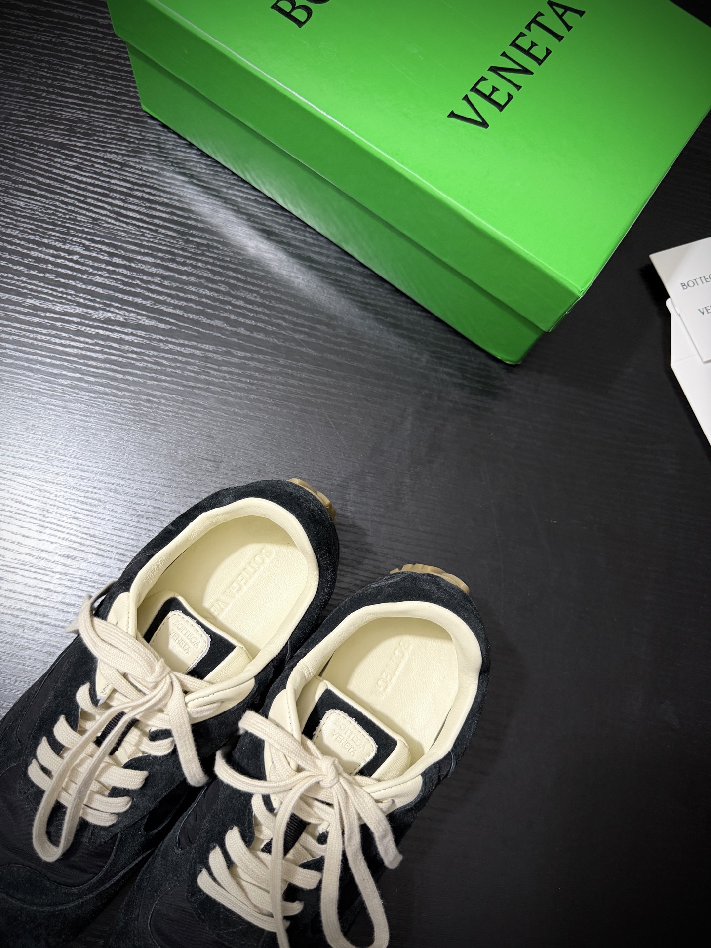 “Stylish Bottega Veneta 25AW Pet: White Shoes with Fine Brown Details” - 图片 6