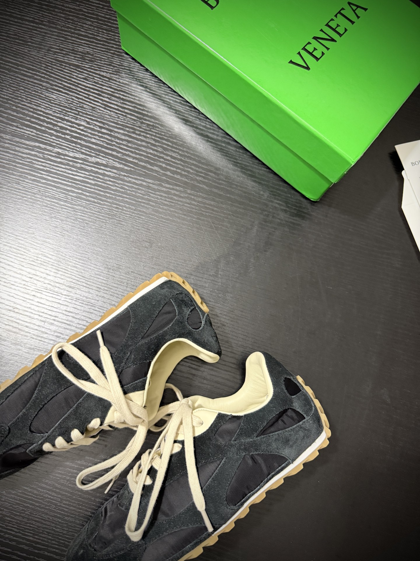 “Stylish Bottega Veneta 25AW Pet: White Shoes with Fine Brown Details” - 图片 7