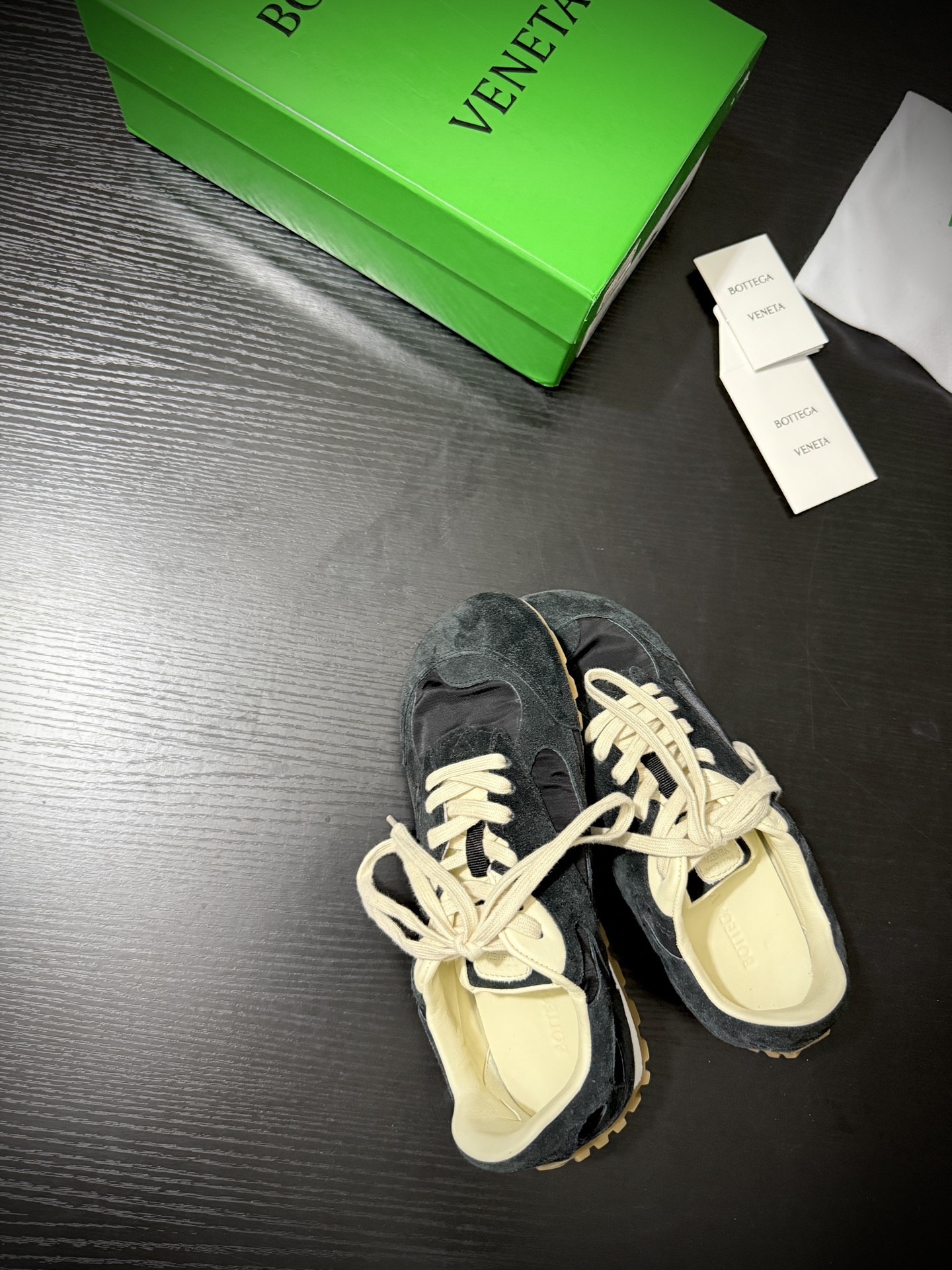 “Stylish Bottega Veneta 25AW Pet: White Shoes with Fine Brown Details” - 图片 4