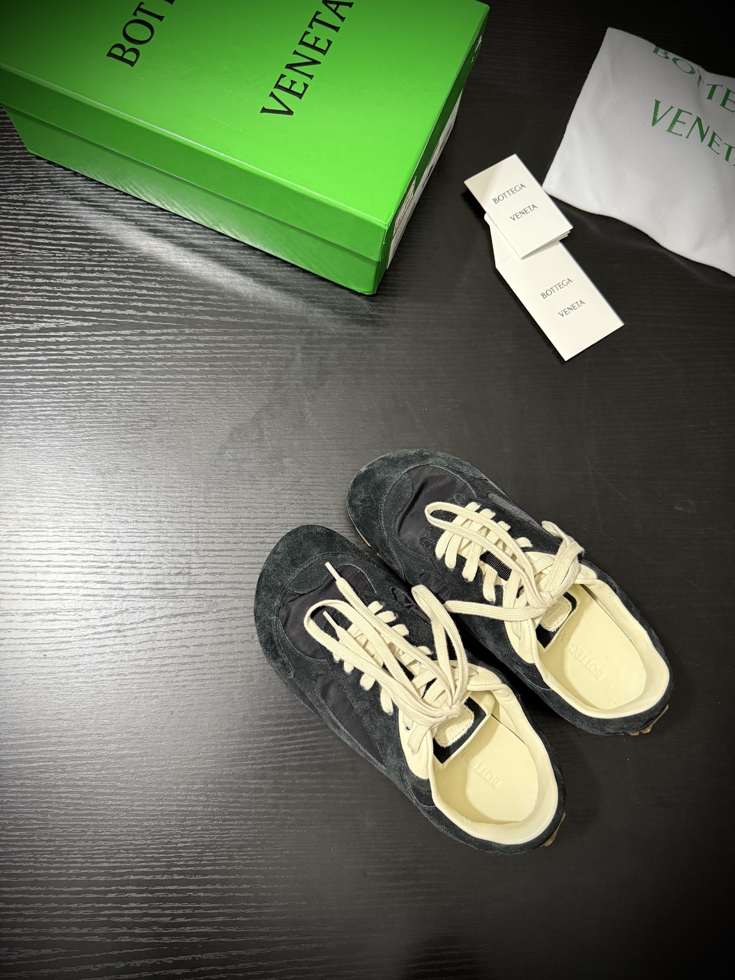 “Stylish Bottega Veneta 25AW Pet: White Shoes with Fine Brown Details” - 图片 1
