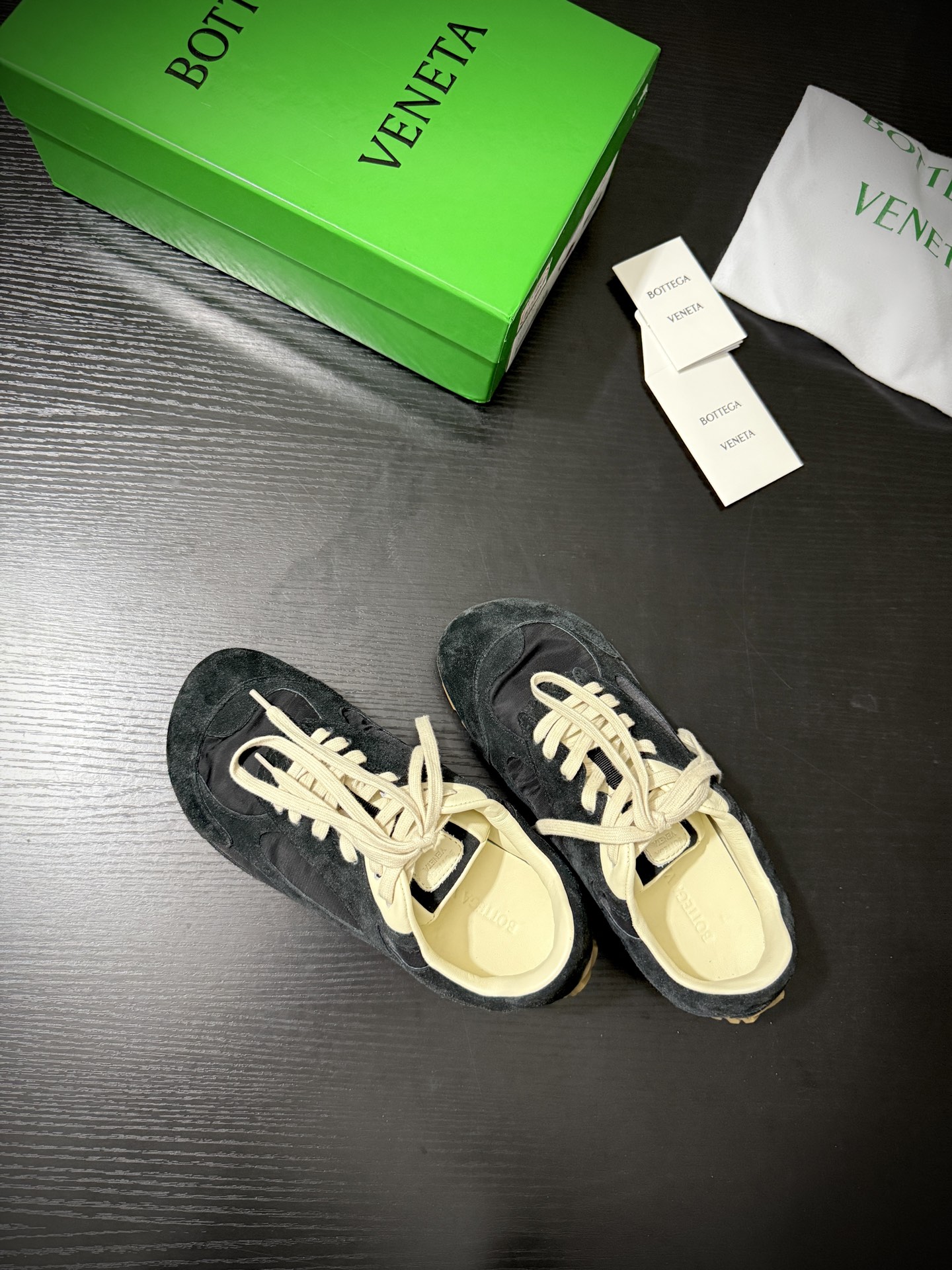 “Stylish Bottega Veneta 25AW Pet: White Shoes with Fine Brown Details” - 图片 2