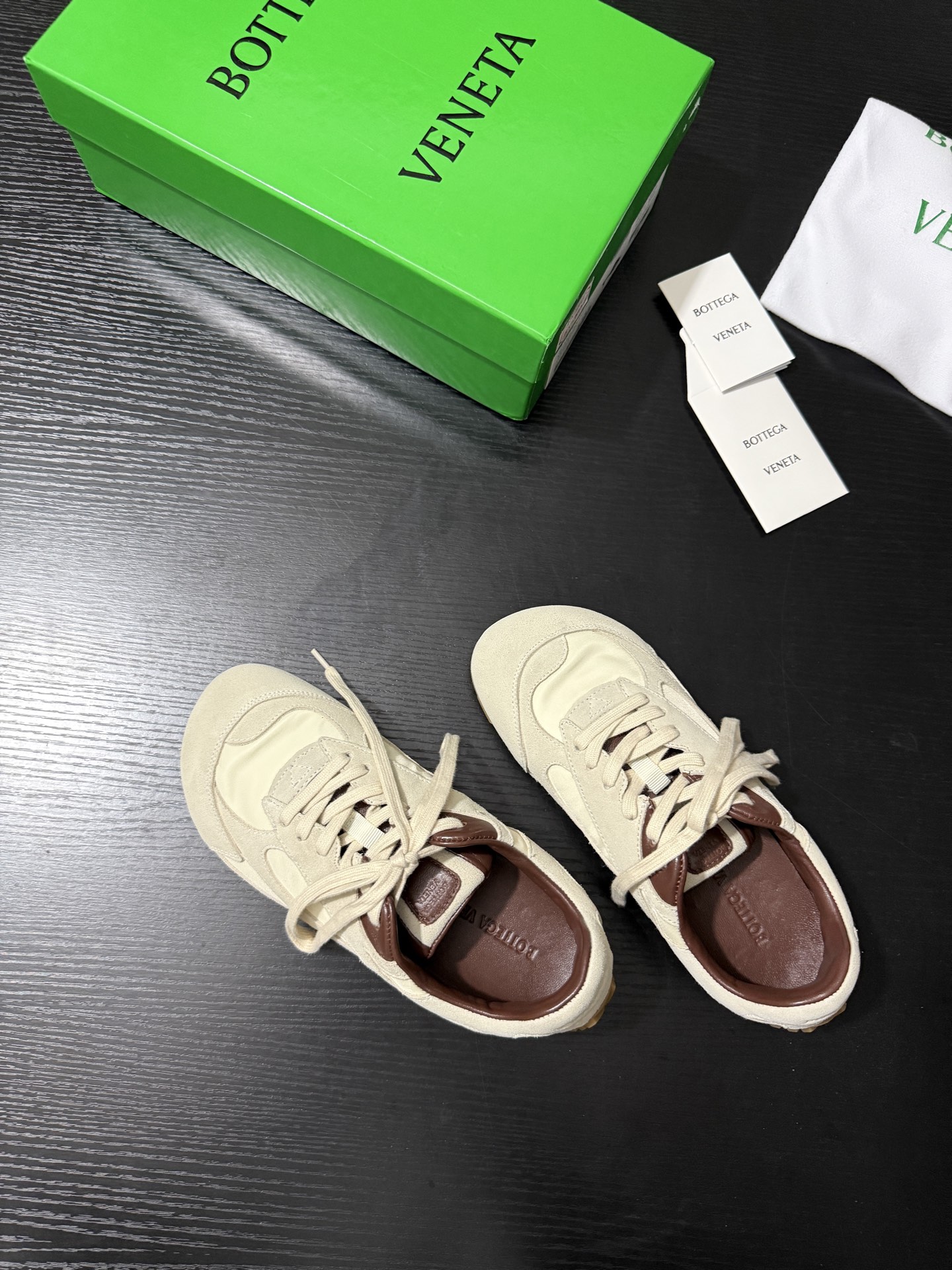Stylish Bottega Veneta Pet Shoes with Fine Brown Details and Soft Texture - 图片 2