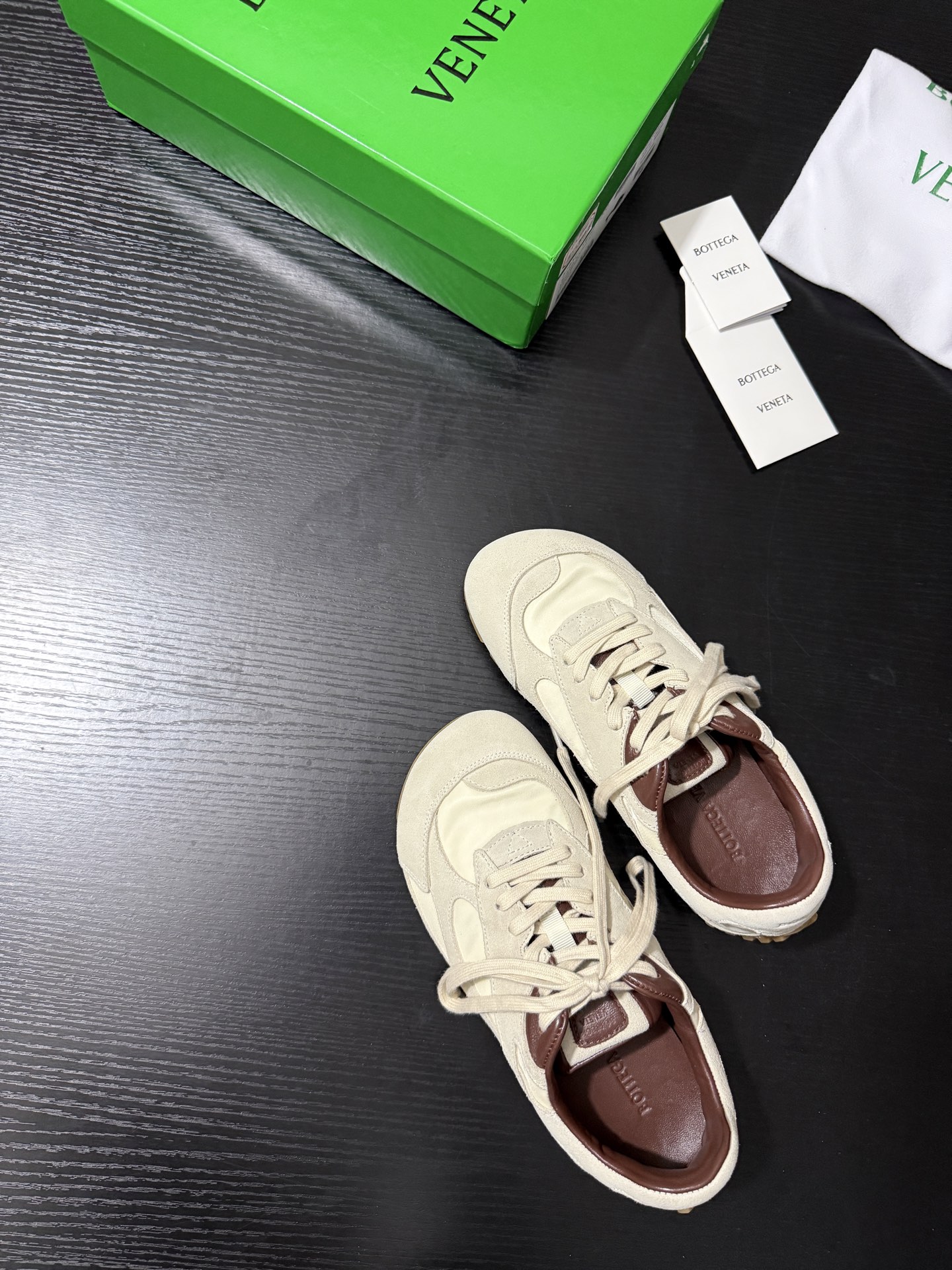 Stylish Bottega Veneta Pet Shoes with Fine Brown Details and Soft Texture - 图片 3