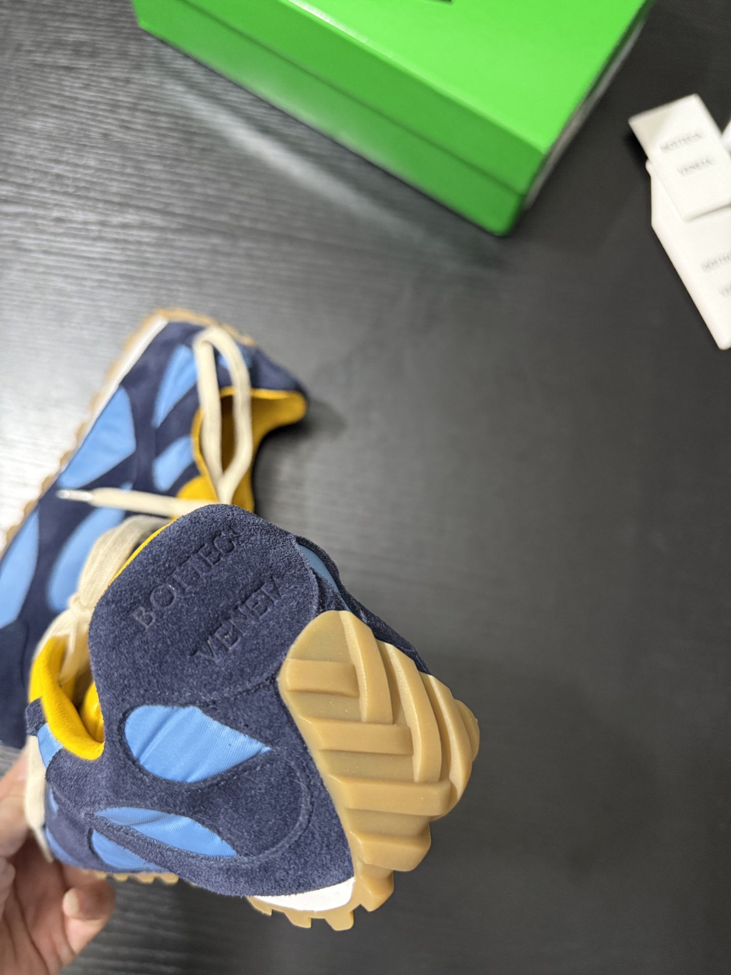 Stylish Bottega Veneta Pet Shoes: Soft White with Fine Brown Details - 图片 8