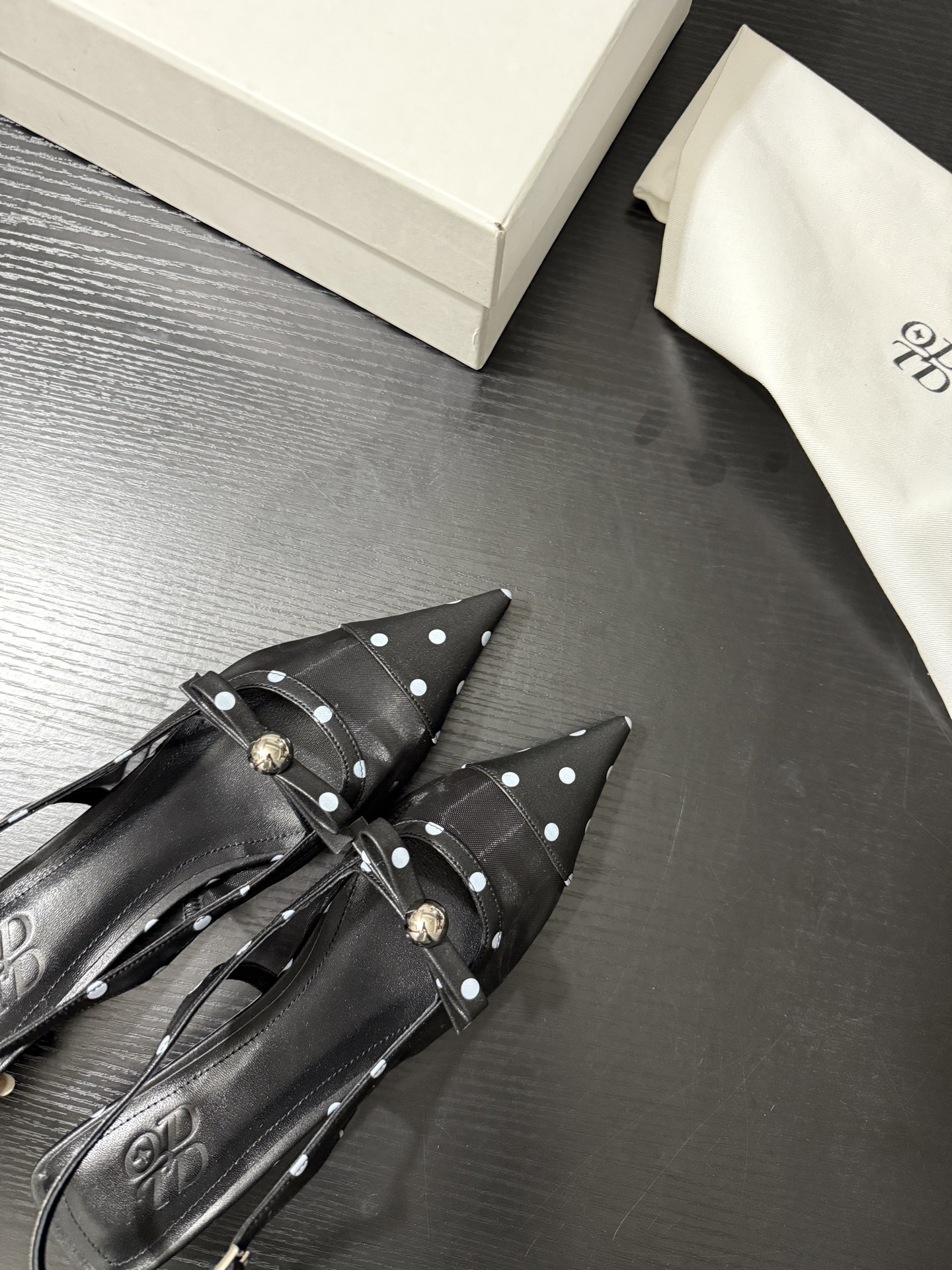 Elegant New 25AW Footwear Collection with Sparkling Embellishments - 图片 7