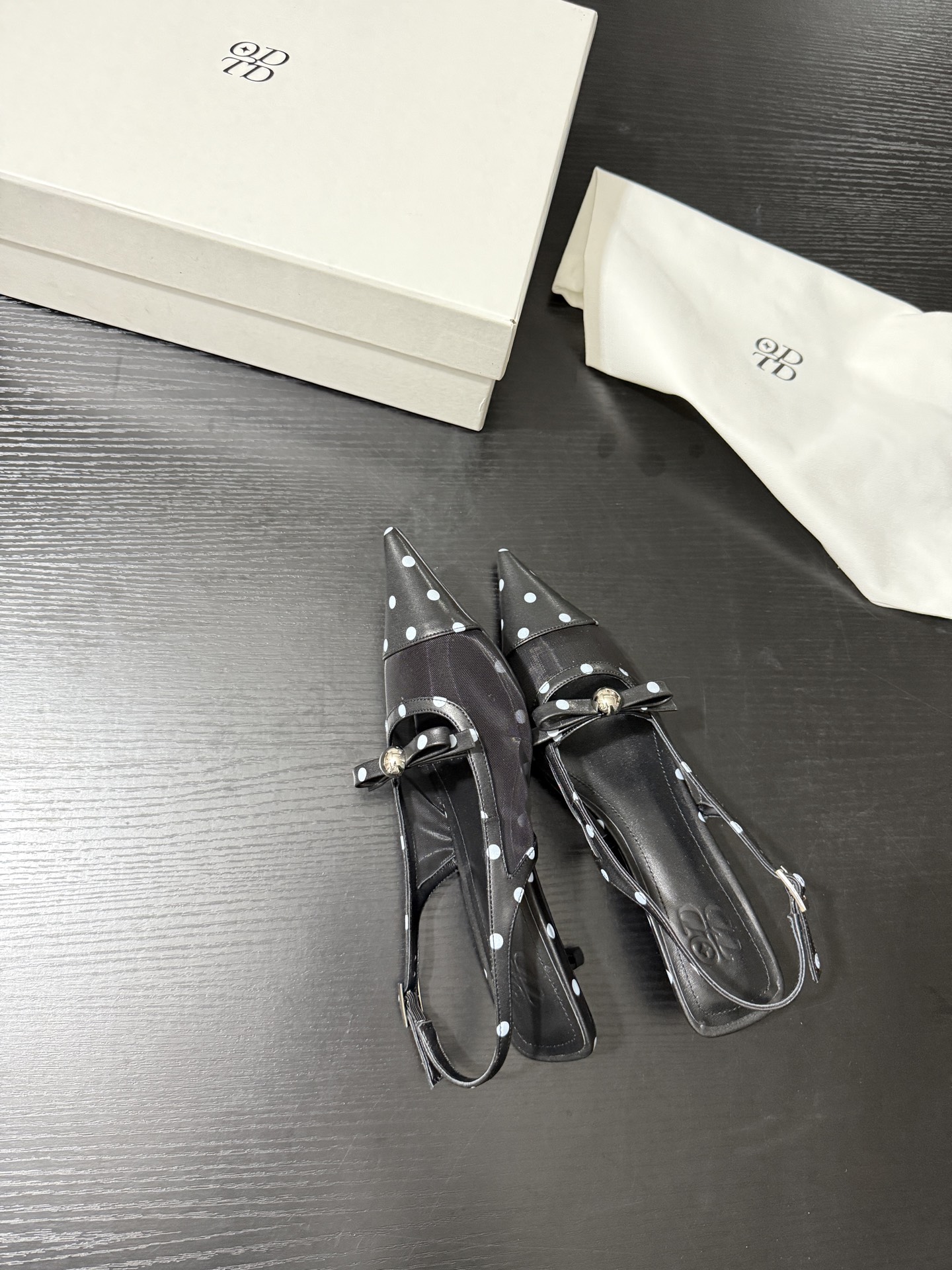 Elegant New 25AW Footwear Collection with Sparkling Embellishments - 图片 6
