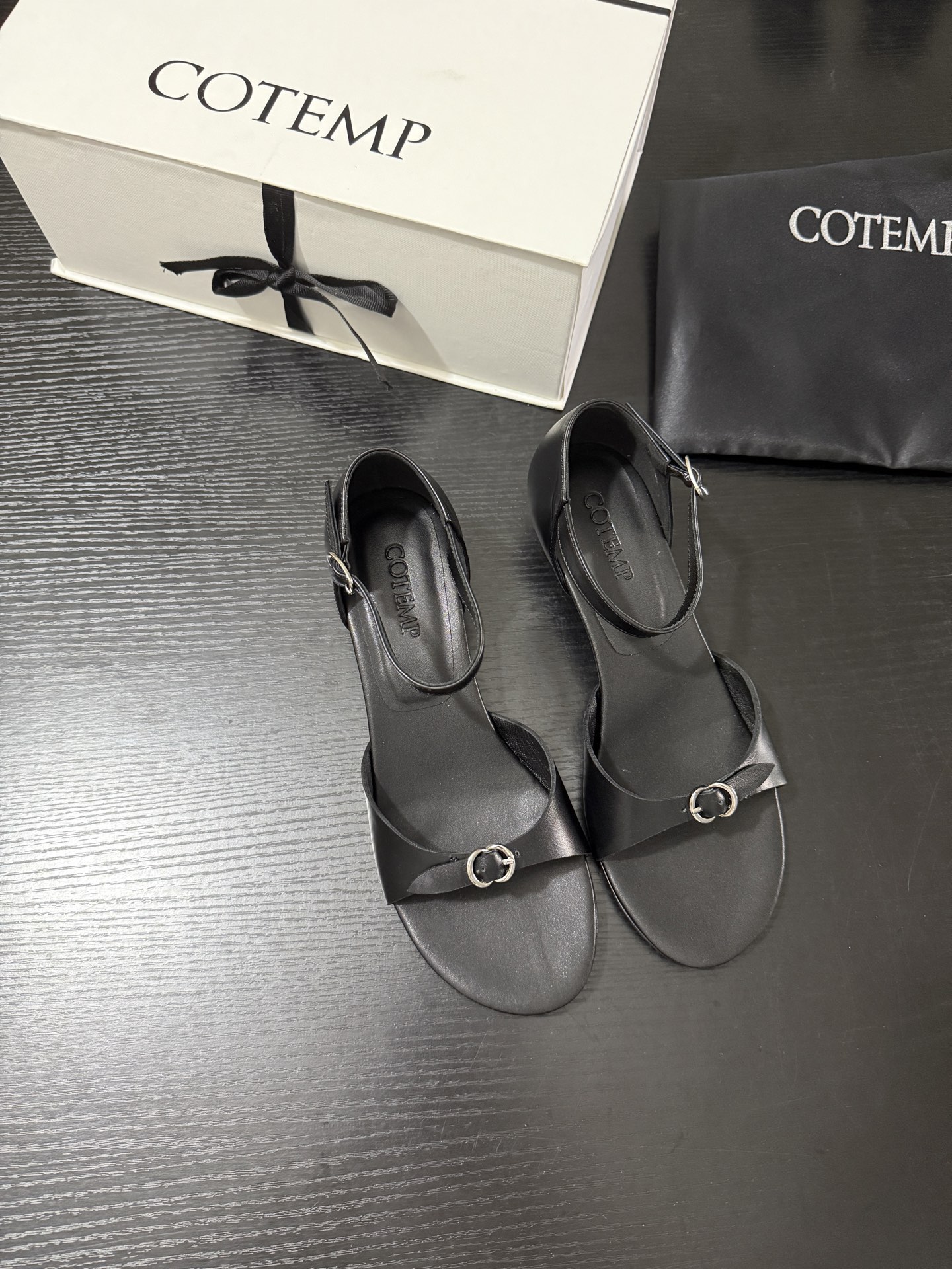 NO:388010,Cotem* New product, showing low-key luxury, simple one-strip design, matched with exquisite metal buckles, just right, fashionable and self-evident, smooth lines fit the curve of the foot, both fashionable and comfortable and casual, is a must-have item for summer that can easily enhance the temperament. Imported cowhide upper, imported lambskin, imported leather soles, 35-39 (40.41), sandals, sandals, cowhide, sheepskin, Leather soles19860909Cotem* 新品 尽显低调奢雅 简约一字带设计 搭配精致金属扣 恰到好处地点缀 时髦感不彰自显 流畅线条贴合足部曲线 既有时尚态度 又不失舒适随性 是能轻松提升气质的夏日必备单品 鞋面进口牛皮 内里进口小羊皮 进口真皮大底 35-39（40.41定）,凉鞋,sandals,cowhide,sheepskin,Leather soles,Women's Shoes