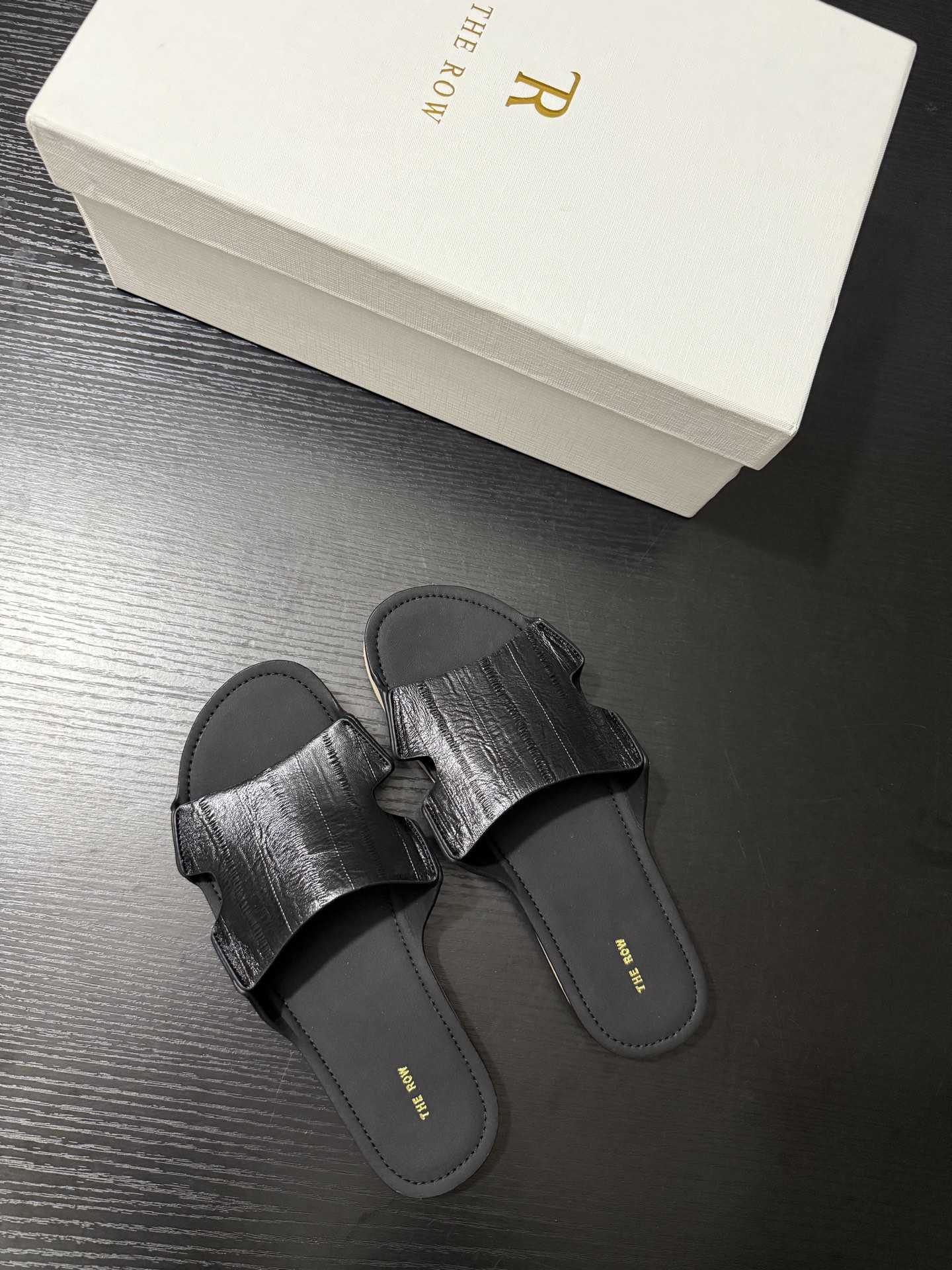 NO:406130,The Row New Product Unique Special-shaped belt design Breaking the convention, full of pioneering and fashionable feeling, the upper imitation crocodile leather texture, excellent texture, low-key luxury, simple one-step style, perfectly blending casual and style, is a fashion weapon to highlight individual taste, imported cowhide upper, imported sheepskin inside, ZP open-molded sole 35-39 (40.41 fixed), slippers, slippers, cowhide, sheepskin, crocodile skin19860909The Row 新品 独特的异形带面设计 打破常规 满溢先锋时髦感 鞋面仿鳄鱼皮纹理 质感上乘 低调中尽显奢华 简约的一脚蹬款式 将休闲与格调完美融合 是彰显个性品味的时尚利器 鞋面进口牛皮 内里进口羊皮 ZP开模大底 35-39（40.41定）,拖鞋,slippers,cowhide,sheepskin,crocodile skin,Women's Shoes