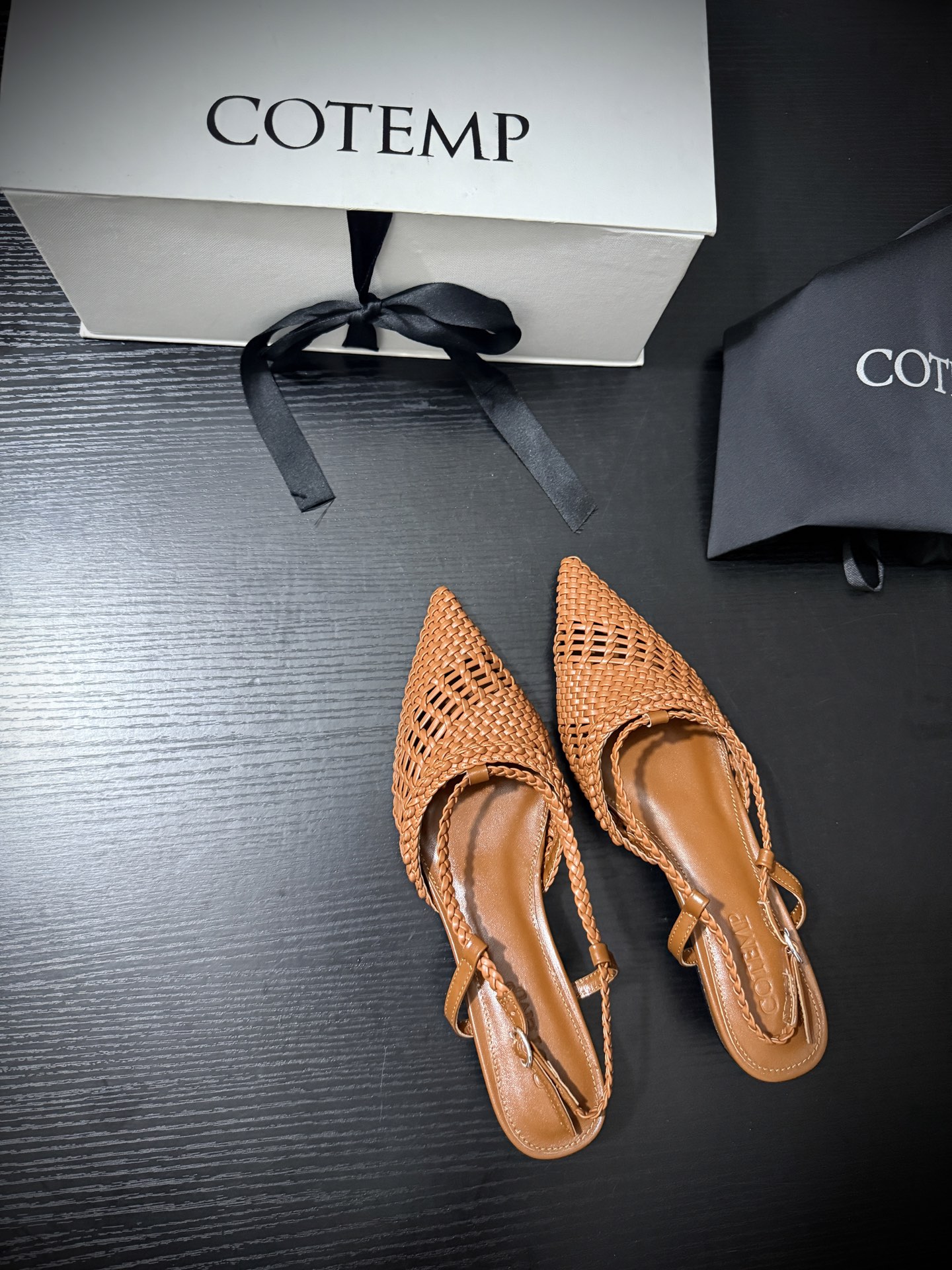 NO:406113,Cotem* New Products Shape a unique upper with exquisite weaving technology. The pointed toe design adds a sharp and modern feel. The braided straps surround the ankles. The outline of thin lines. Combine retro charm with modern fashion and show a unique style. It is an excellent choice to enhance the style. The upper is hand-woven. The inner imported lambskin imported. The leather outsole 35-39 (40.41)19860909Cotem* 新品 以精巧编织工艺塑造独特鞋面 尖头设计增添锐利摩登感 编织绑带环绕脚踝 勾勒纤细线条 将复古韵味与现代时尚精妙融合 尽显别致风情 是提升造型格调的绝佳之选 鞋面手工编织 内里进口小羊皮 进口真皮大底 35-39（40.41定）,凉鞋,sandals,sheepskin,Leather soles,Women's Shoes