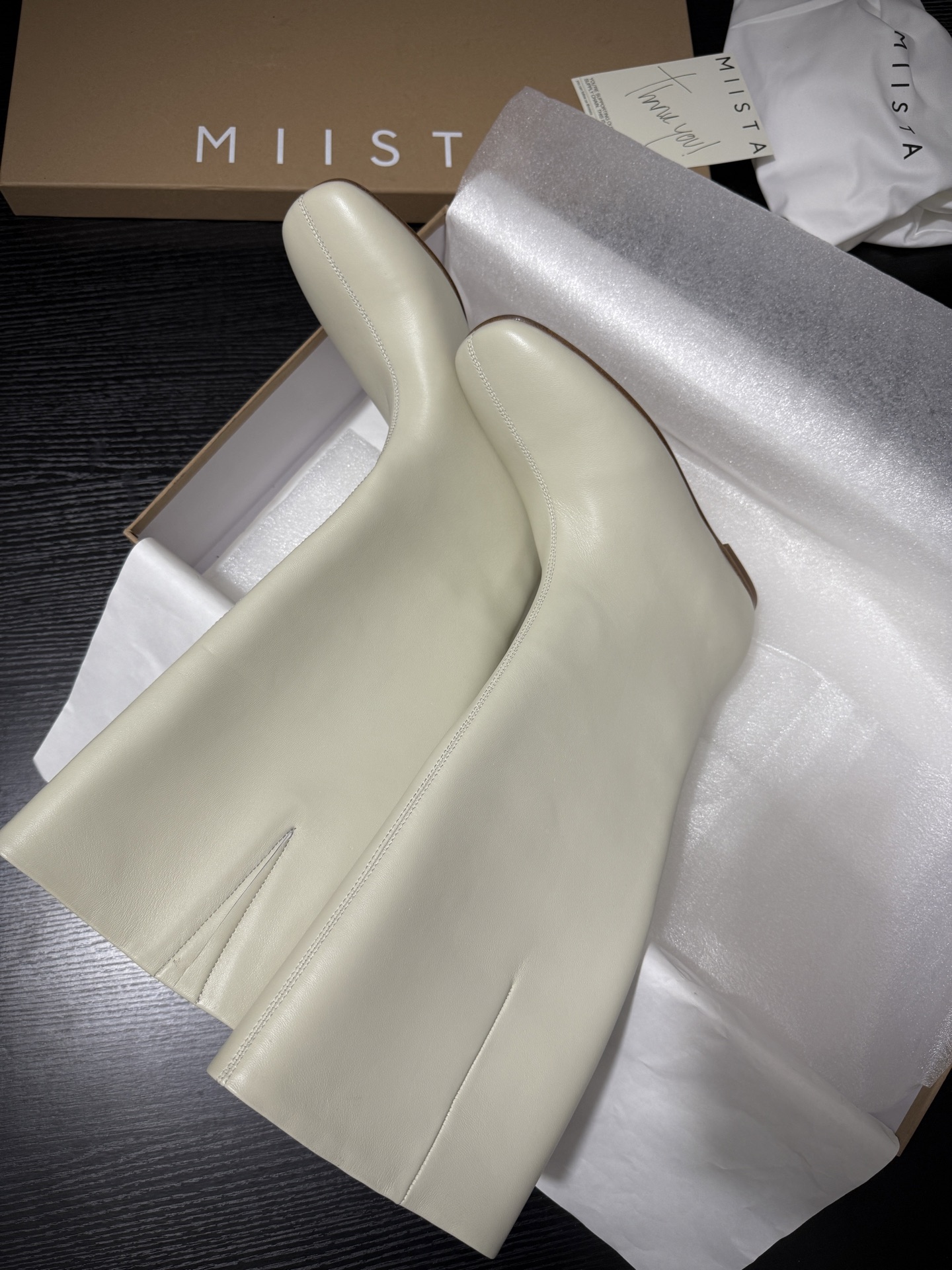 Stylish High-Top Boots: MIIST 25AW Collection Overview - 图片 2