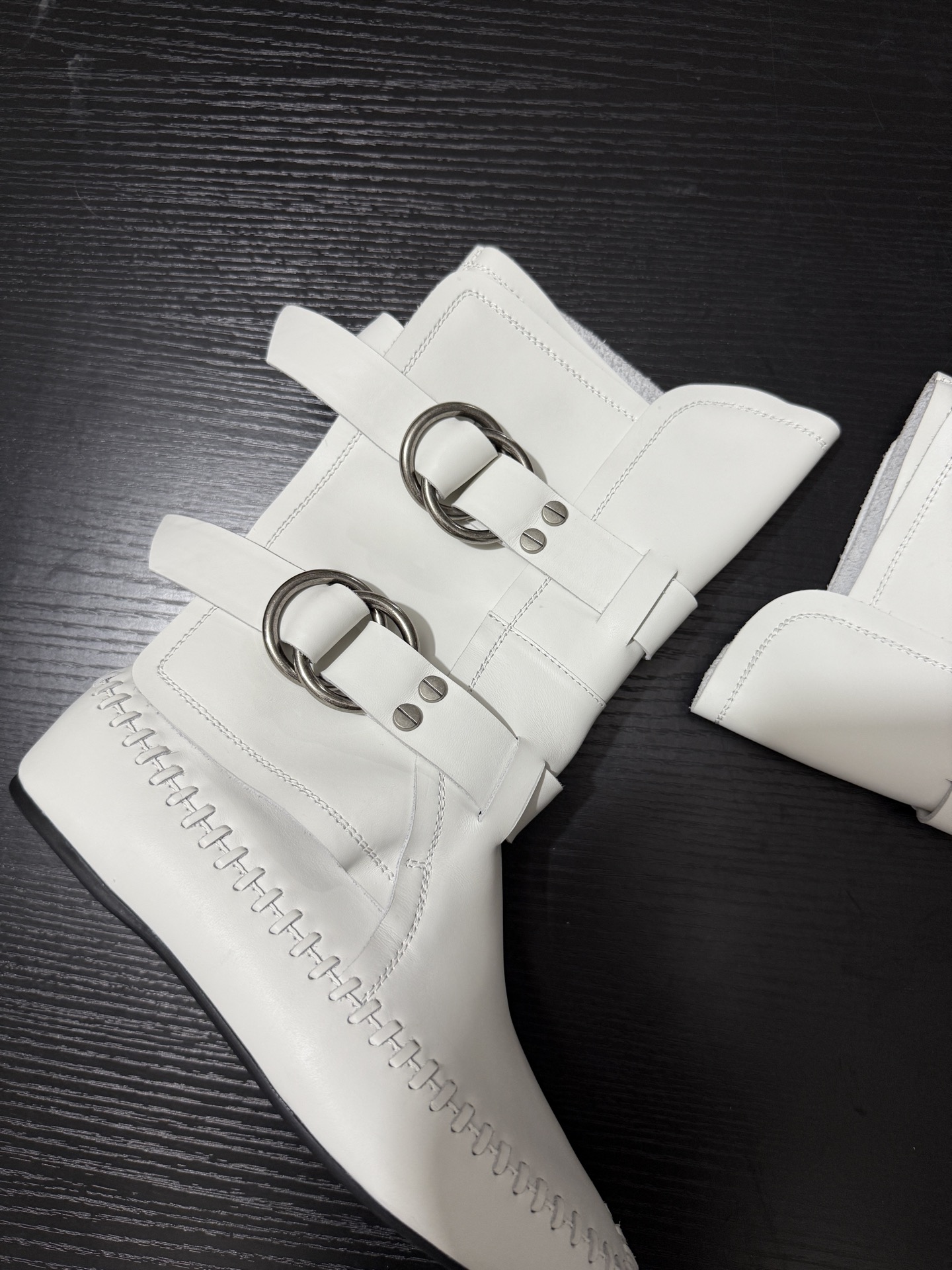 Stylish Leather Boots with Belt Buttons and Metal Rings by Ann Demeulemeester - 图片 6