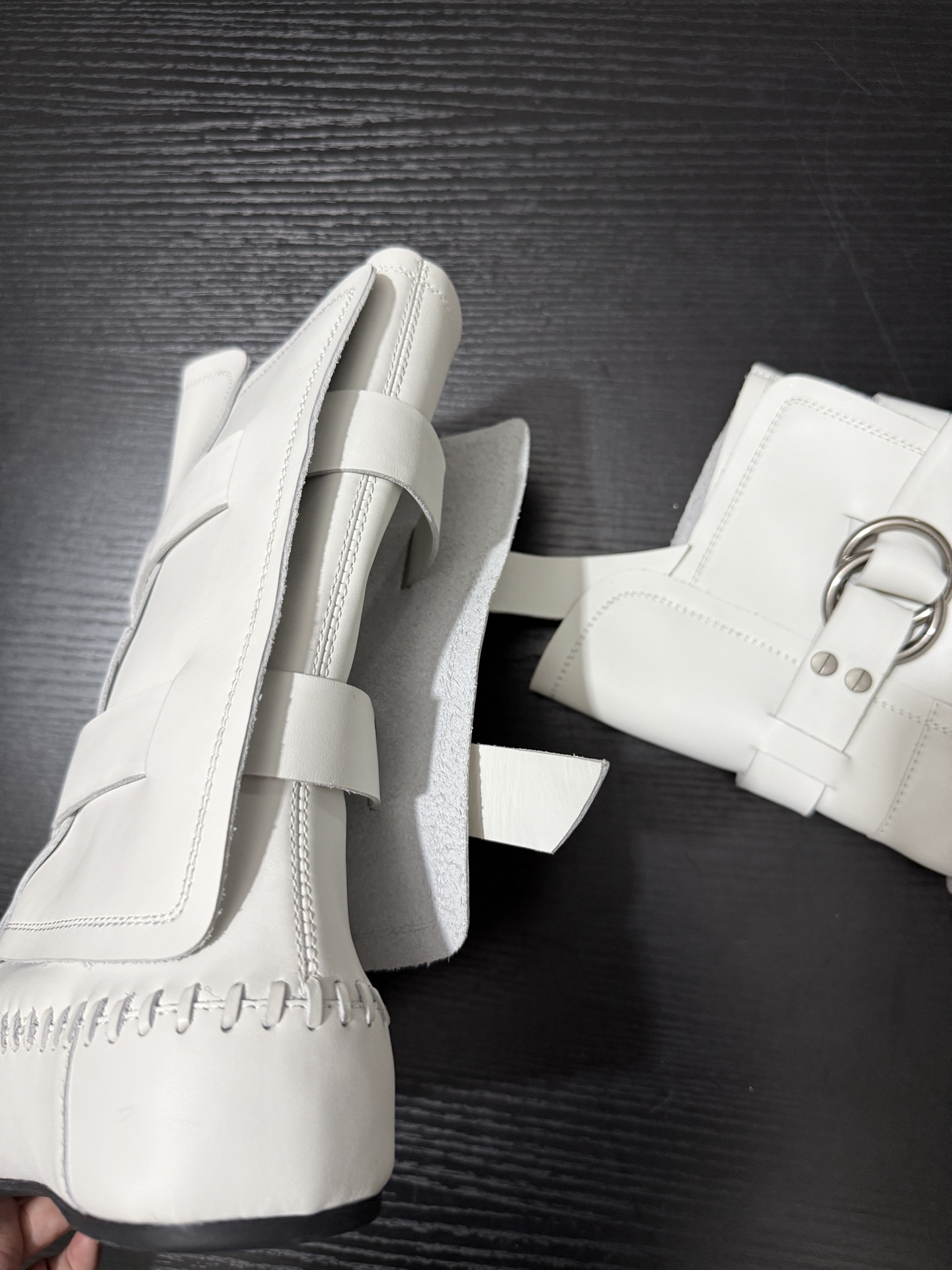 Stylish Leather Boots with Belt Buttons and Metal Rings by Ann Demeulemeester - 图片 7