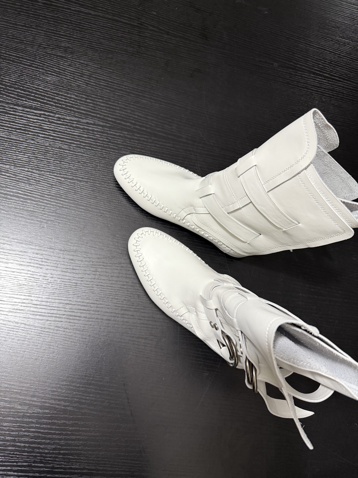 Stylish Leather Boots with Belt Buttons and Metal Rings by Ann Demeulemeester - 图片 2