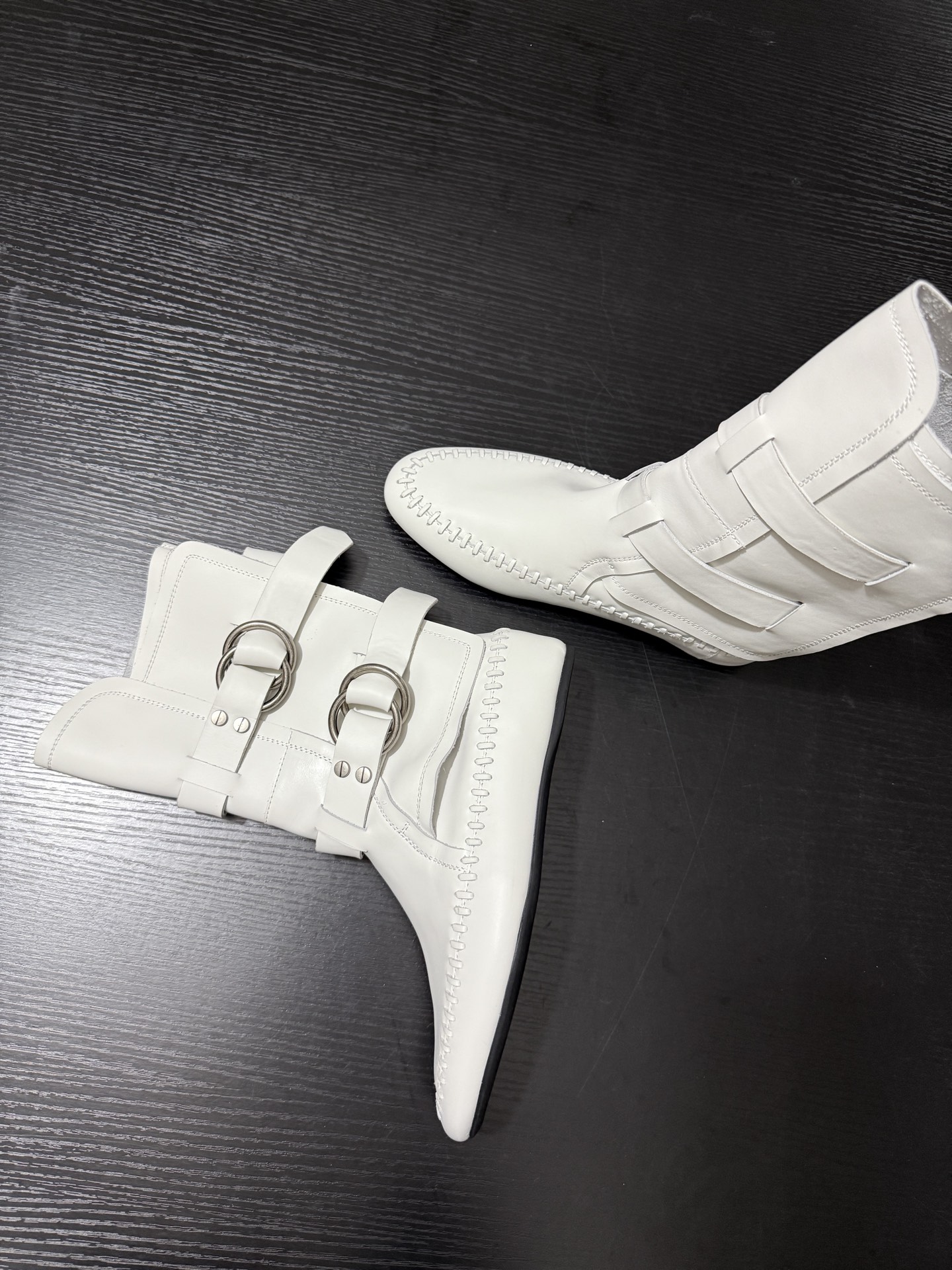 Stylish Leather Boots with Belt Buttons and Metal Rings by Ann Demeulemeester - 图片 3