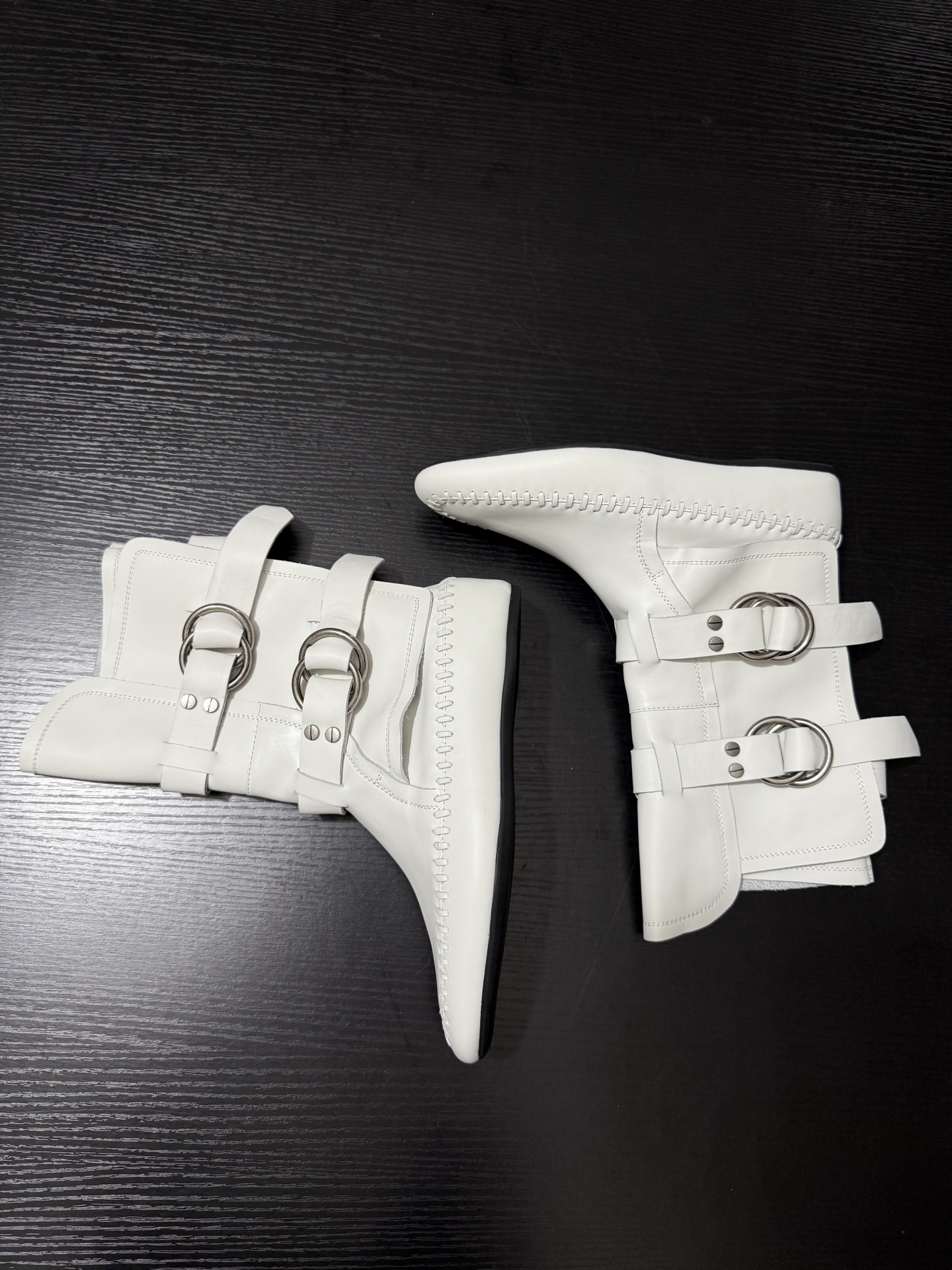 Stylish Leather Boots with Belt Buttons and Metal Rings by Ann Demeulemeester - 图片 4