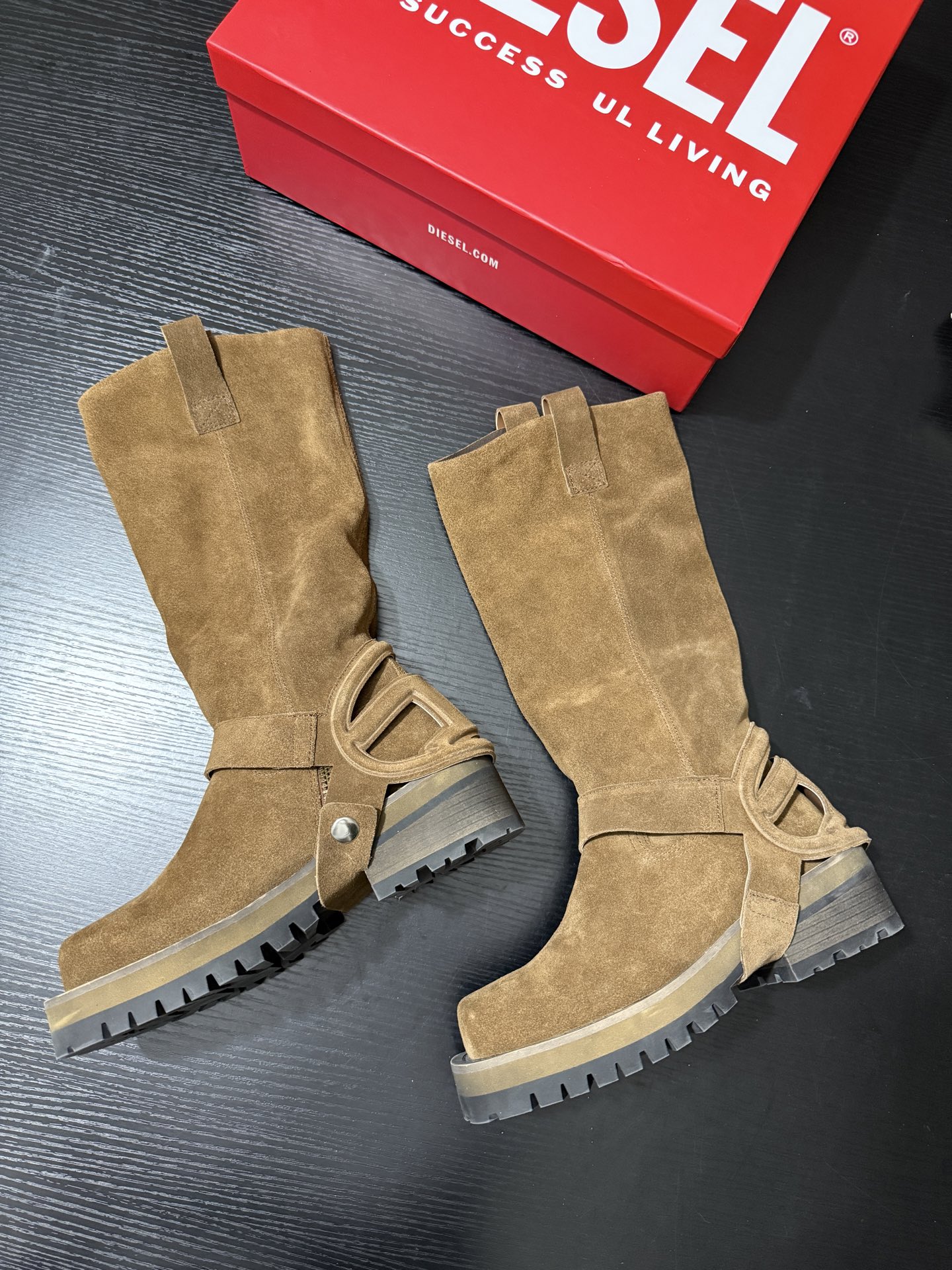 Fashion Rebel: DIESEI Oval D 25AW Knight Boots with Silk-Skinned Design - 图片 2