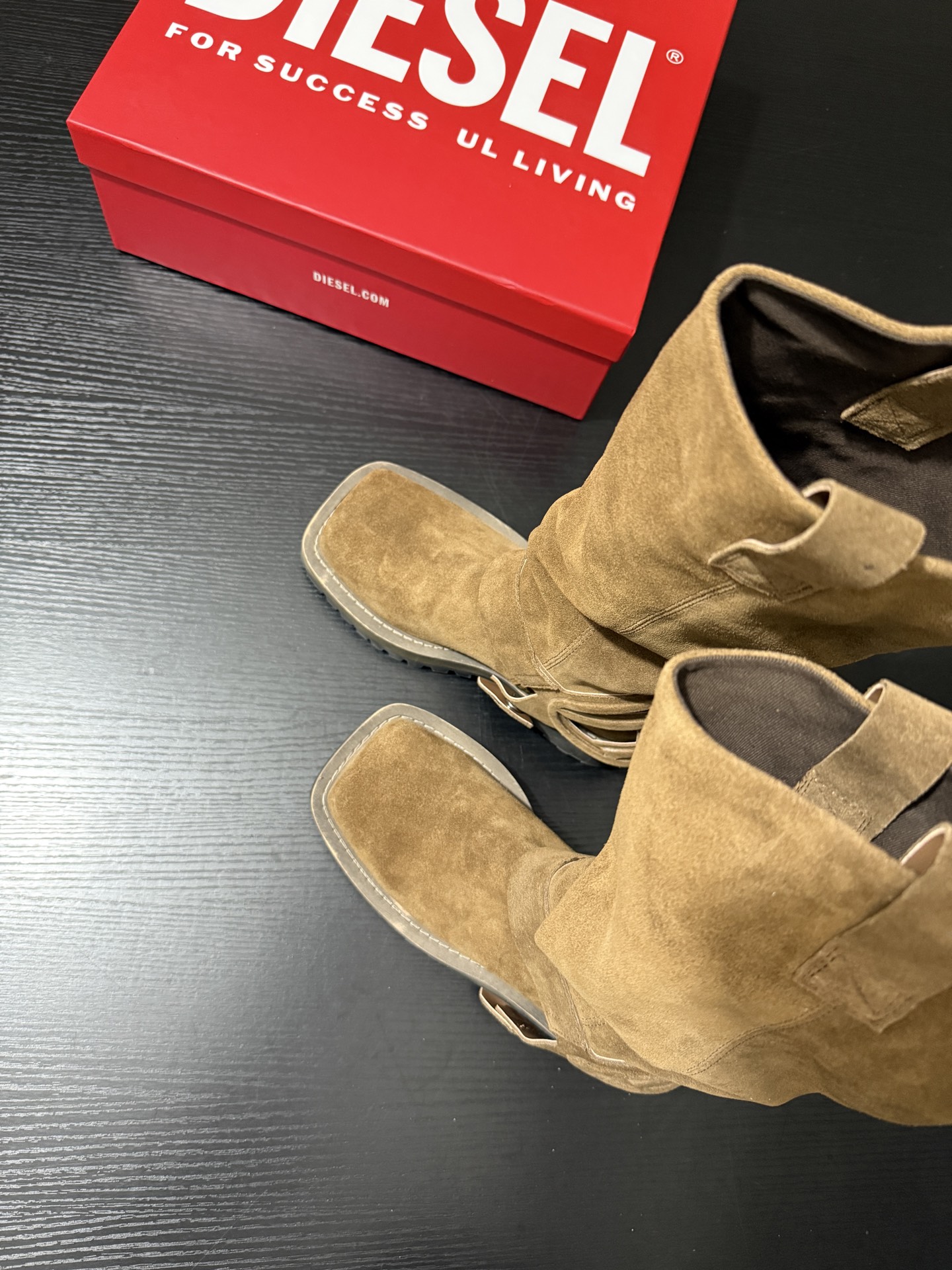 Fashion Rebel: DIESEI Oval D 25AW Knight Boots with Silk-Skinned Design - 图片 3