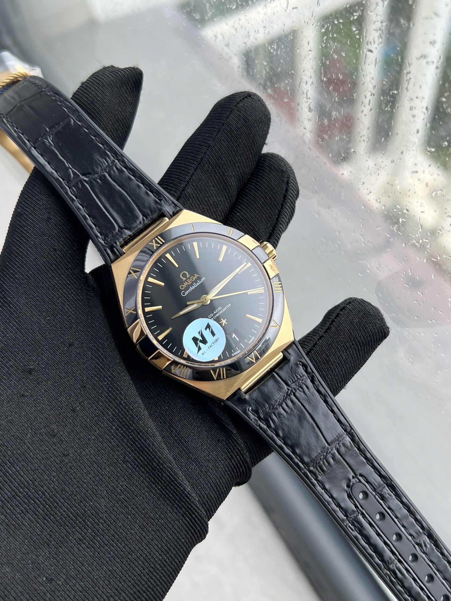 NO:157603,Classic inheritance, outstanding new life - N1 Factory Ingeniously creates Omega 41mm Master Chronicle (Fifth Generation Constellation) 131.30.41.21.99.001 Series N1 Factory adheres to the ultimate pursuit of watchmaking technology, purchases original version and in-depth research, integrates modern top-notch craftsmanship and technical materials, carefully carves every detail, and reproduces the classic charm of the Omega Constellation series. Equipped with the exclusive real /8901 fast-return calendar function movement, the original 6-position balance wheel is finely polished, not only stable and reliable performance, but also demonstrates the exquisiteness of mechanical watchmaking. The case uses the latest CNC technology, with accurate size and delicate texture, and the front and rear sapphire mirrors complement each other. No matter which angle you are looking at, it is a perfect fusion of quality and beauty. The dial pointer is PVD  With advanced color craftsmanship, the mysterious colorful meteorite plate and the classic plate are complemented by the colorful titanium ring and ceramic ring. Fashion and classic coexist, full of charm. The butterfly folding clasp with comfortable and fast adjustment function is exactly the same as the original version, with good weight and feel, bringing an unparalleled wearing experience. N1 Factory brings the classic 41mm fifth-generation constellation's most complete and highest version, paying tribute to the classic and continuing the legend.,,omega19860909经典传承,卓越新生——N1 Factory 匠心打造欧米茄 41 毫米至臻天文台（第五代星座）131.30.41.21.99.001 系列 N1 Factory 秉持对制表工艺的极致追求,购入原版深入研究,融合现代顶尖工艺与技术材料,精心雕琢每一处细节,重现欧米茄星座系列的经典神韵.搭载独家真正 /8901 对版时区快调回调日历功能机芯,原版 6 位摆轮精细打磨,不仅性能稳定可靠,更彰显机械制表的精妙绝伦. 表壳运用最新 CNC 技术,尺寸精准,纹理细腻,前后蓝宝石镜面交相辉映,无论从哪个角度观赏,皆是品质与美感的完美融合. 表盘指针采用 PVD 等先进色彩工艺,神秘的多彩流星陨石盘与经典盘面交相辉映,搭配多彩钛圈口与陶瓷圈口,时尚与经典并存,魅力十足. 舒适快调功能的蝴蝶折叠表扣,与原版如出一辙,重量与手感皆佳,带来无与伦比的佩戴体验. N1 Factory 带来经典 41mm 第五代星座最全最高版本,致敬经典,续写传奇.,,omega,Watch