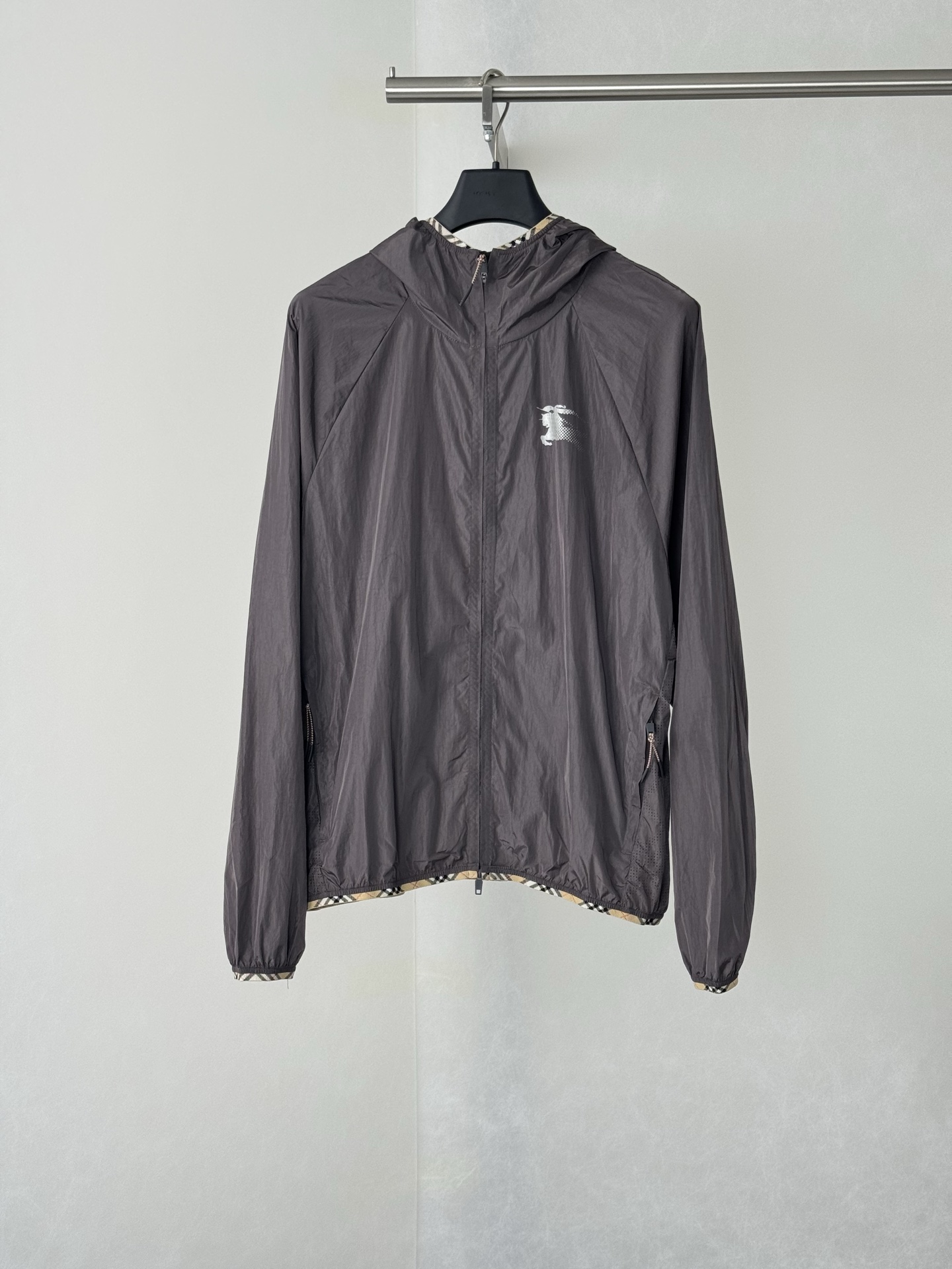 P280 Burberr*/Burberry SS26 Chaqueta con capucha y borde a cuadros con estampado de caballo de guerra degradado. Hecho …