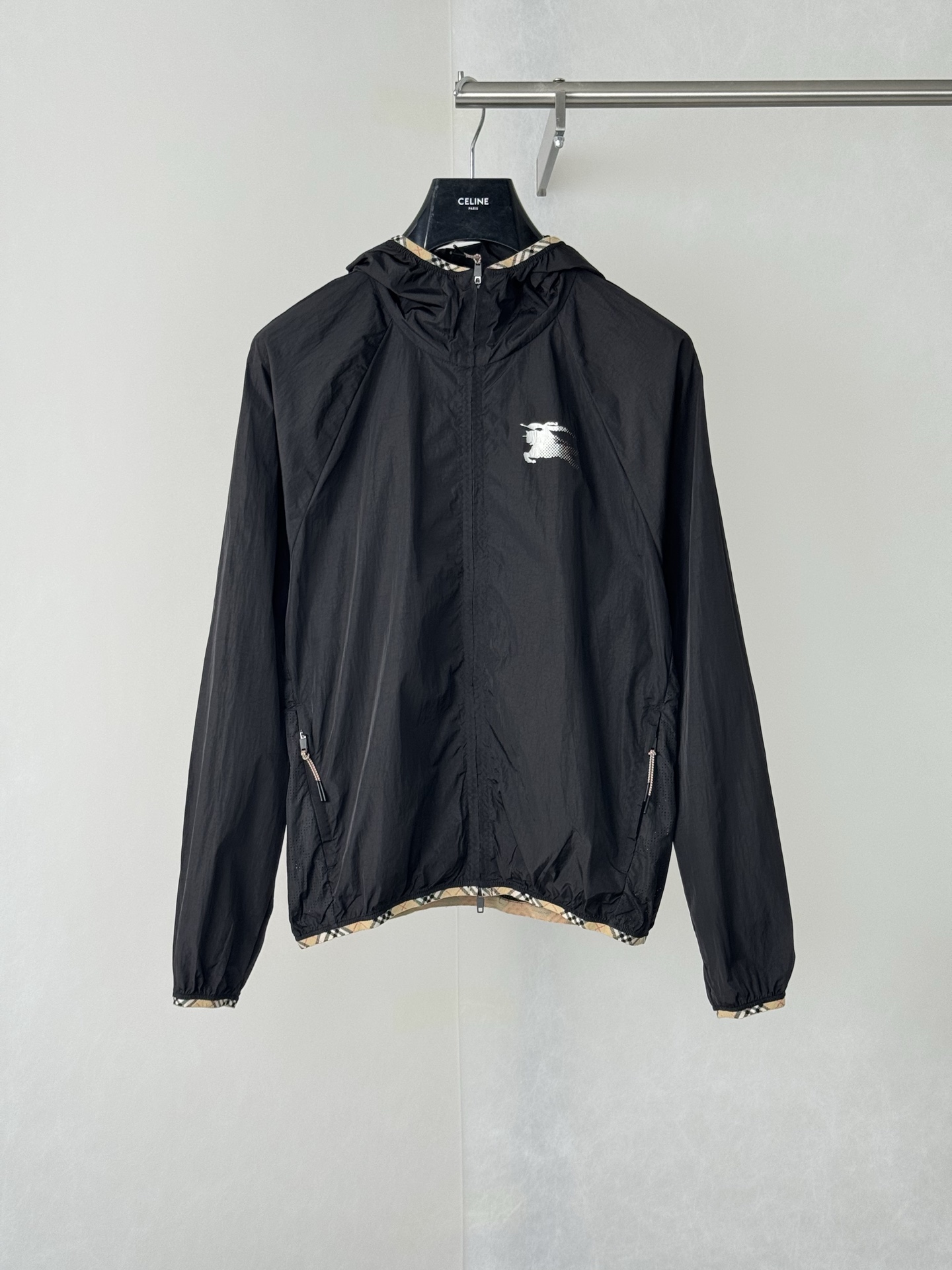 P280 Burberr*/Burberry SS26 Chaqueta con capucha y borde a cuadros con estampado de caballo de guerra degradado. Hecho …