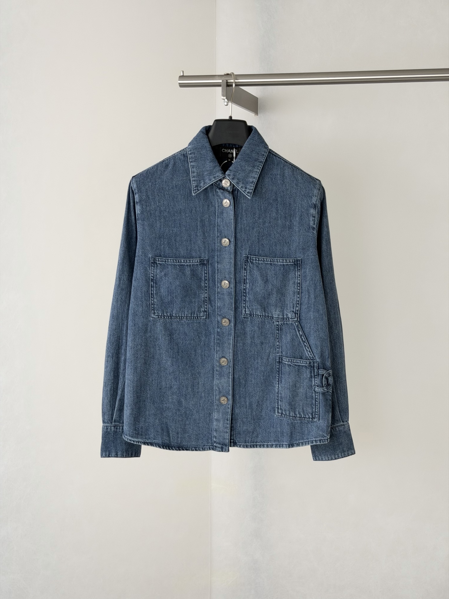 P248 (mujer) Chanl*/Chanel 26P camisa vaquera de manga larga en tono índigo original, botones metálicos fundidos con mo…