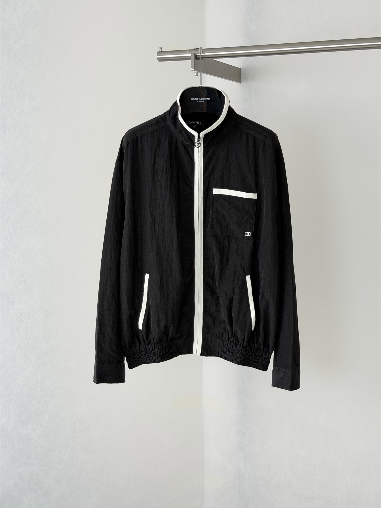 P248 (mujer) Chale*/Chanel 26M serie, chaqueta fina con ribete de cuero y bordado de doble C, tela de nailon microarrug…
