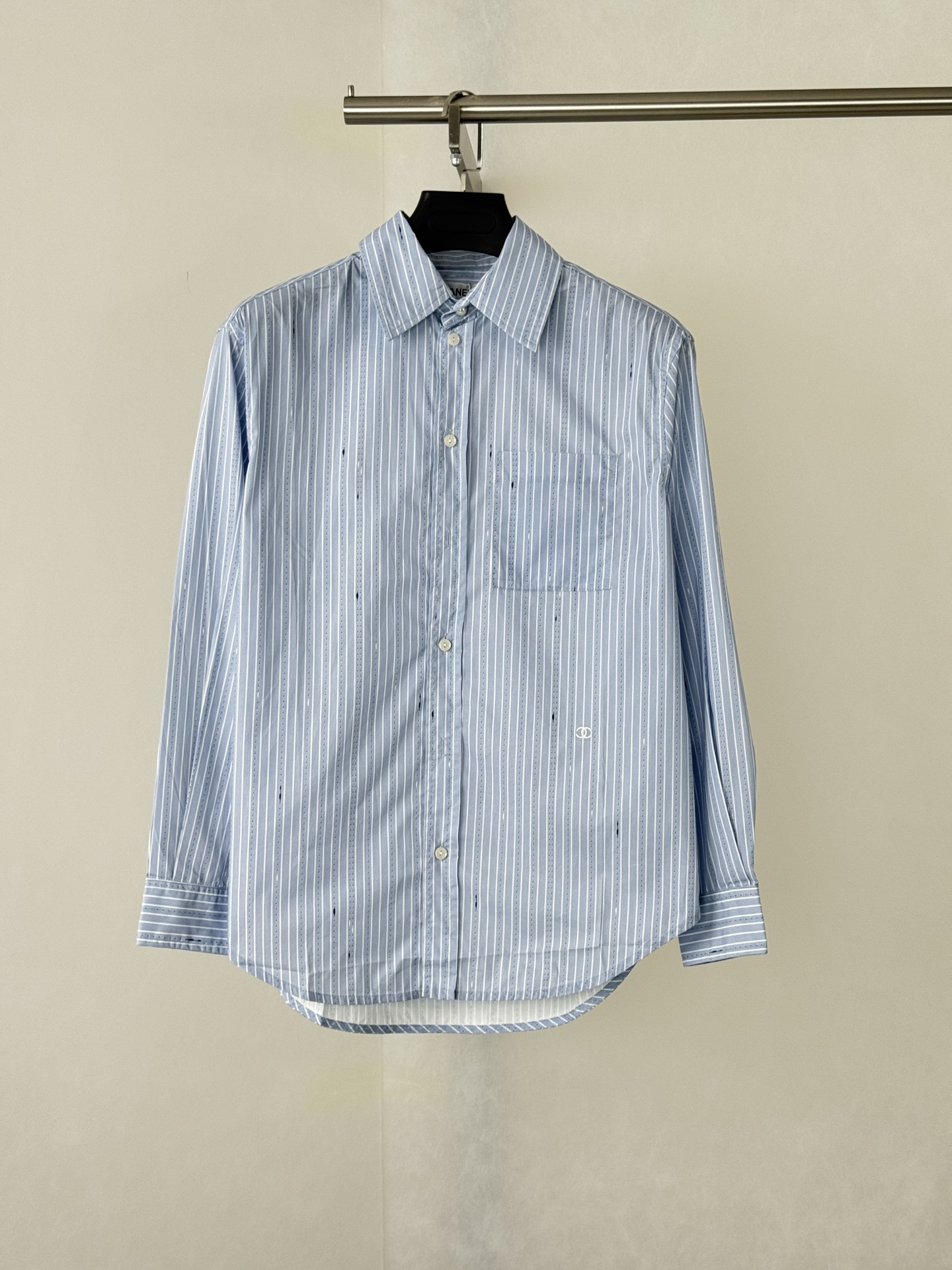 P238 Chane*/Chanel 26A camisa de manga larga con rayas verticales y bordado de logo, tejido de mezcla 61% viscosa + 37%…