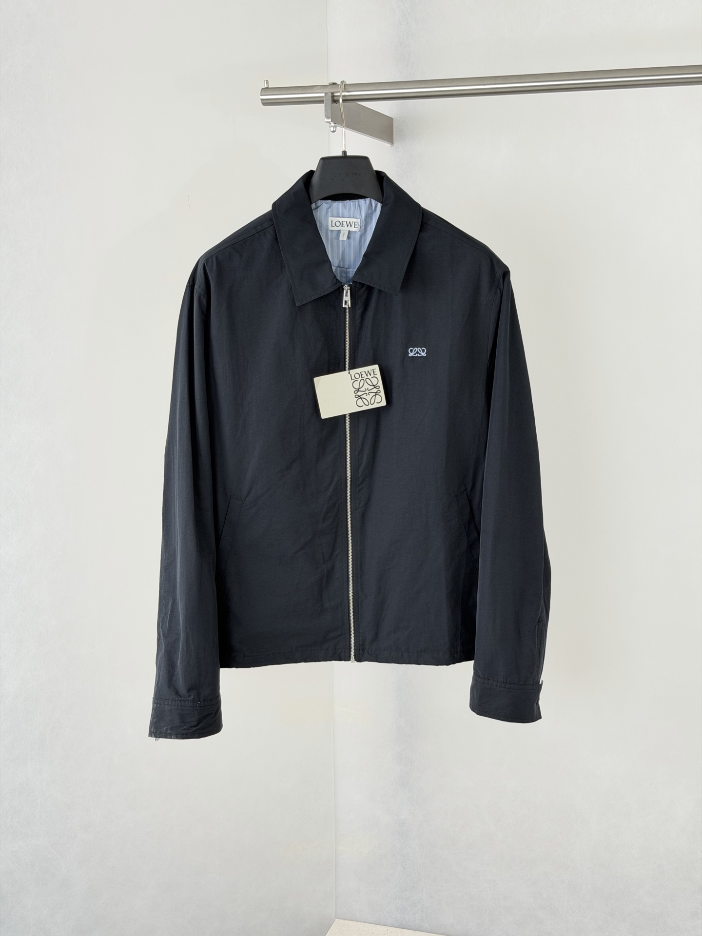 P315 Loew*/罗意威 chaqueta tipo bomber con cuello y cremallera, bordado con logo. Compra original, desarrollo completo de …