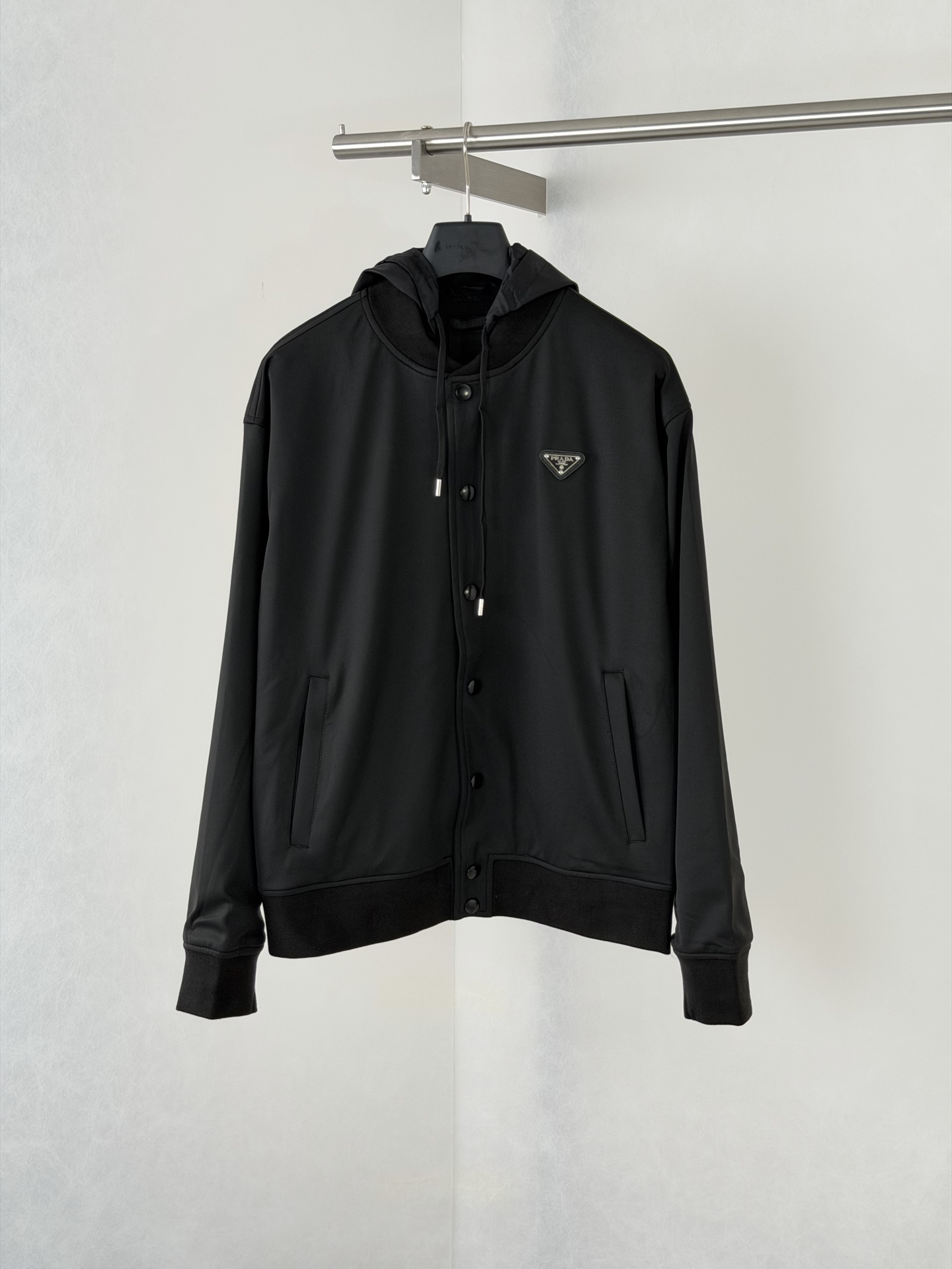 P220 Prad*/Prada Chaqueta con capucha y botones a presión con logo de triángulo invertido. La compra original se realiz…