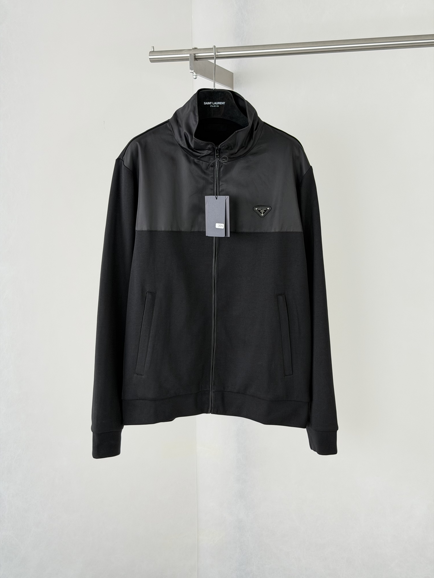 P265 Prad*/Prada Chaqueta de nailon regenerado con cremallera de triángulo invertido empalmado. Las partes superior e i…