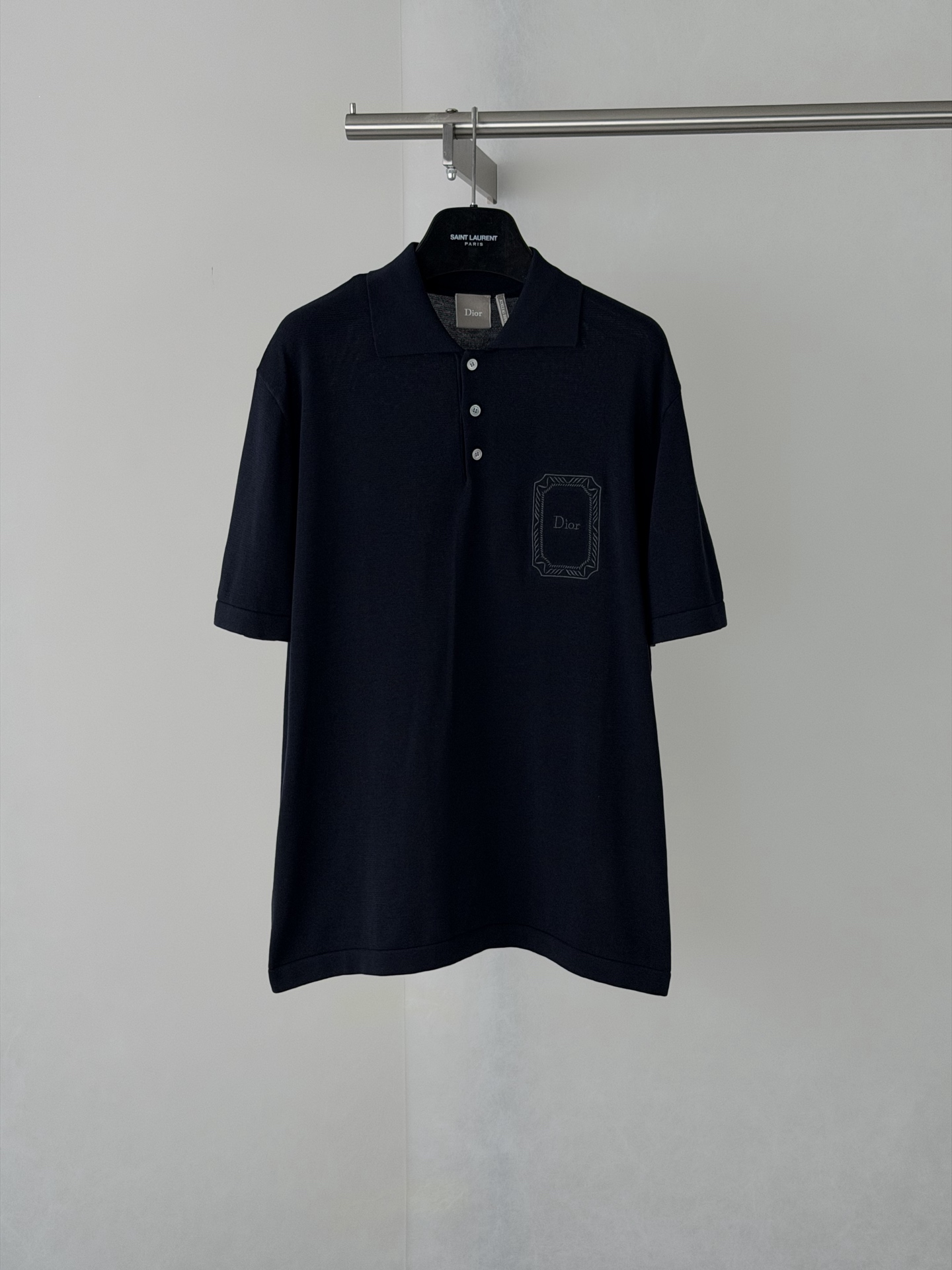 P210 Dio*/Dior SS26 Polo de manga corta con solapa de punto bordado y montura cuadrada con estampado oscuro. Se compró …