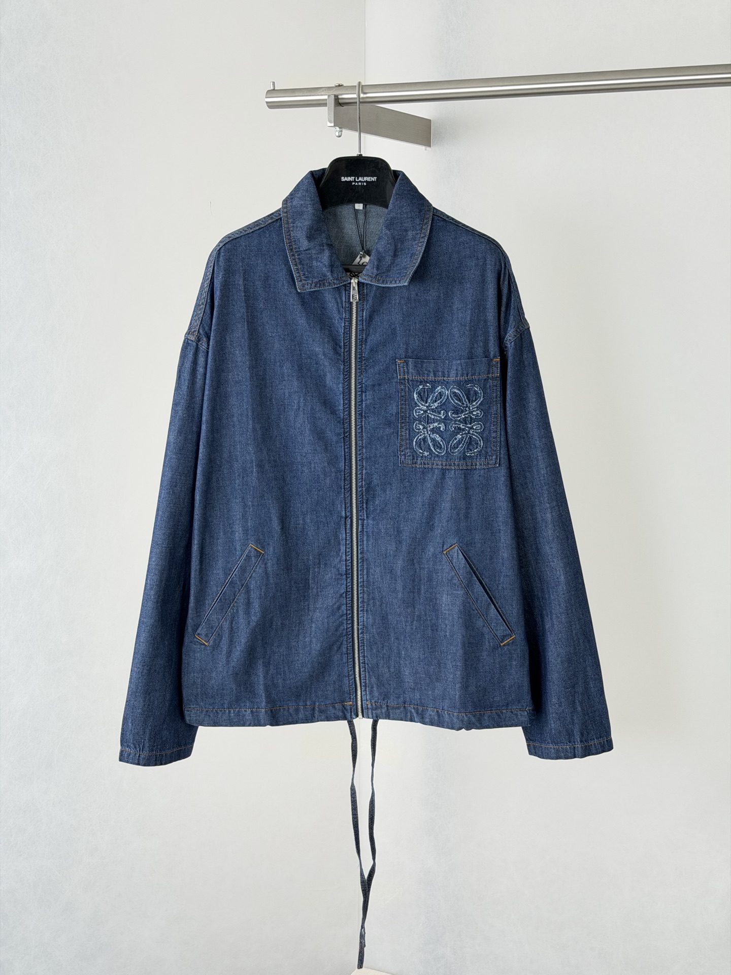 P270 Loew*/罗意威 chaqueta vaquera fina con cordón y bordado Anagram. Compra original, desarrollo completo de moldes. Teji…