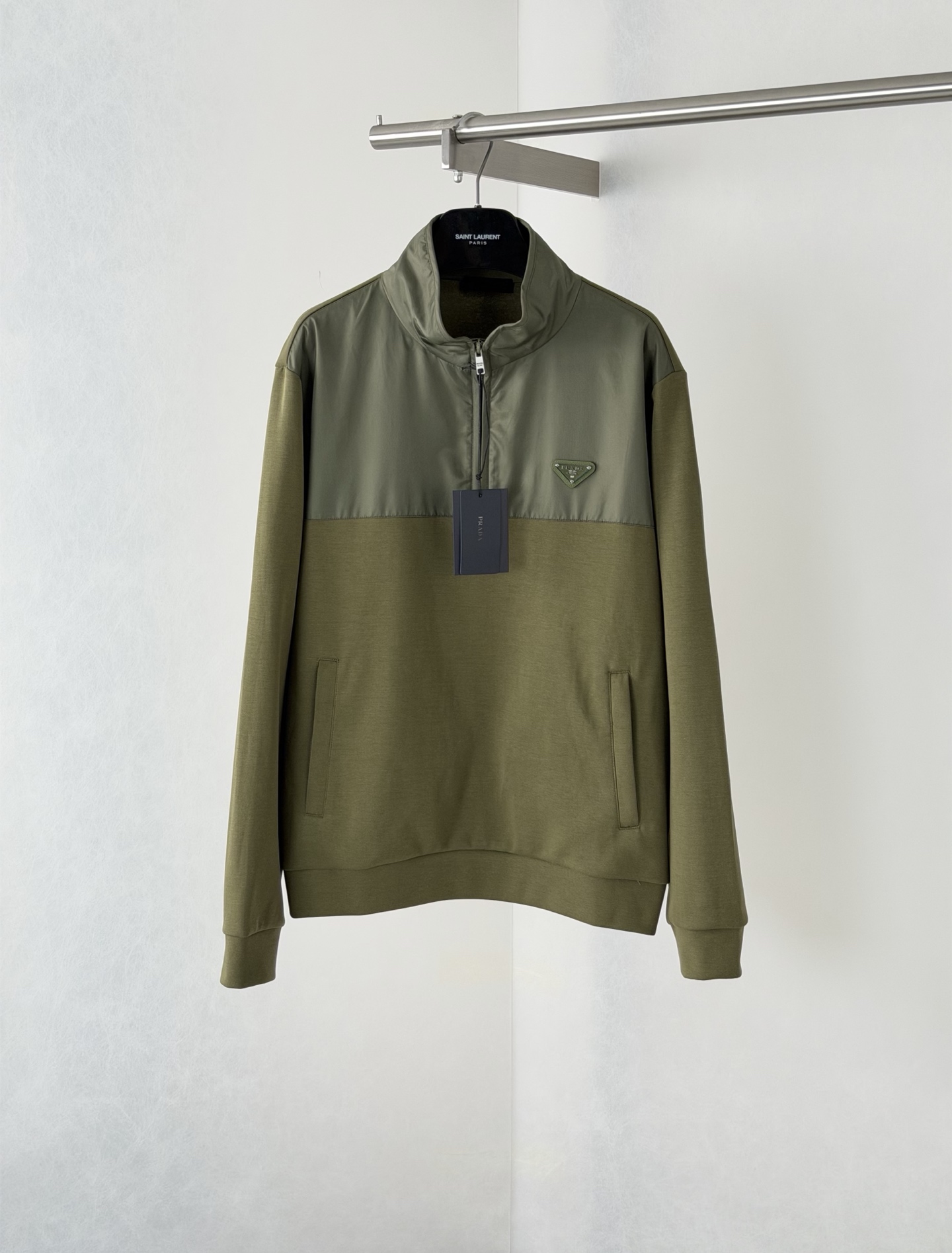 P255 Prad*/Prada Sudadera con cuello alto y media cremallera de triángulo invertido empalmado de nailon regenerado. Las…