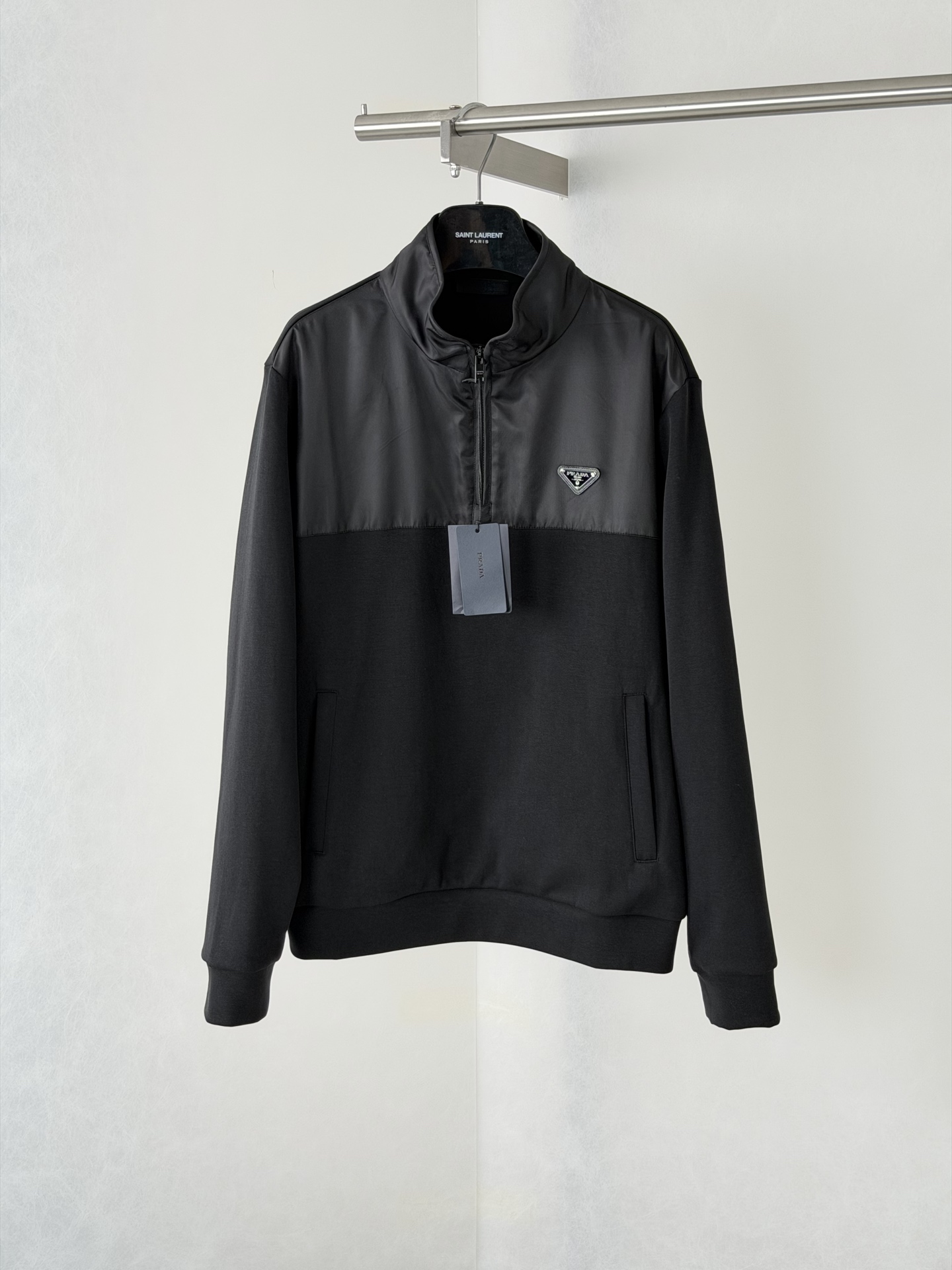 P255 Prad*/Prada Sudadera con cuello alto y media cremallera de triángulo invertido empalmado de nailon regenerado. Las…