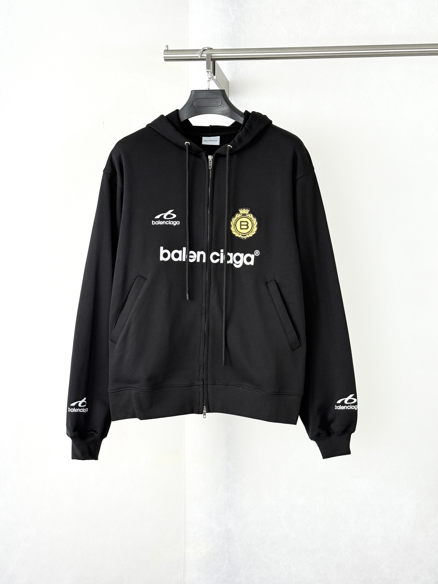 P240 Sudadera con capucha y cremallera bordada con el escudo de la serie de fútbol Balenciag*/Paris. Múltiples impresio…