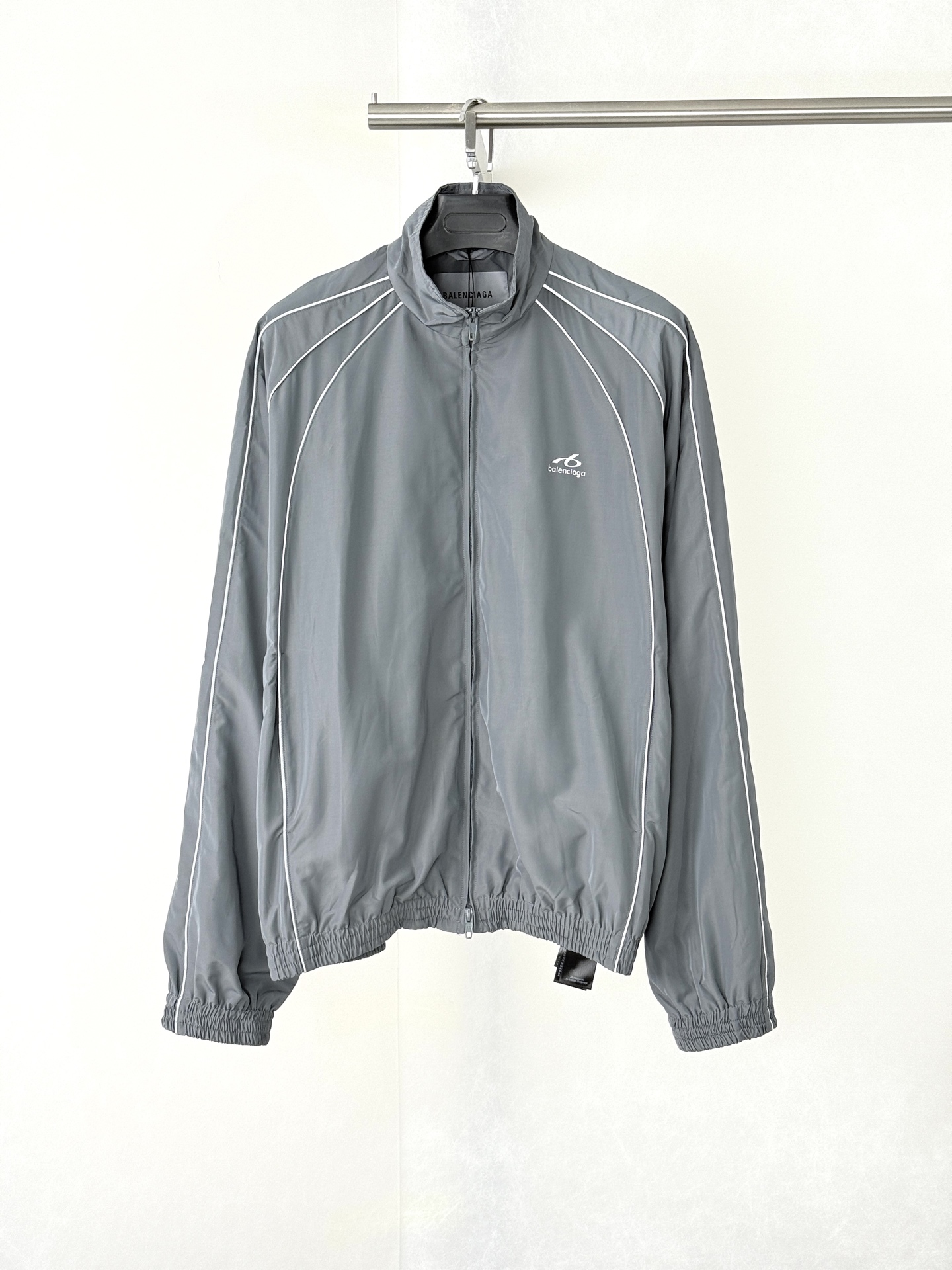 La chaqueta con cremallera y traje deportivo con estampado reflectante P250 Balenciag*/Paris Blcg está confeccionada co…