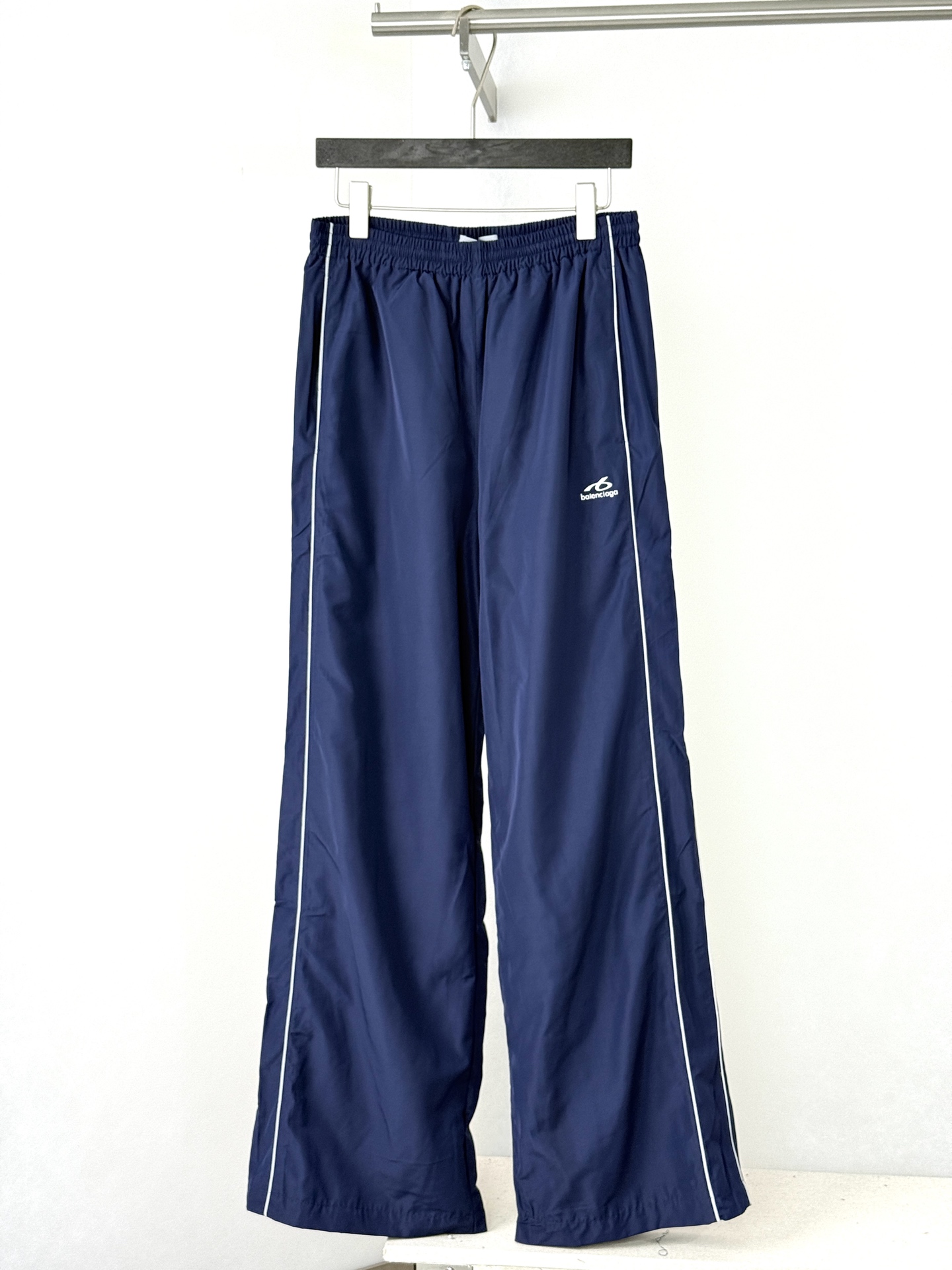 Los pantalones casuales de traje deportivo con estampado reflectante P200 Balenciag*/Paris Blcg están confeccionados co…