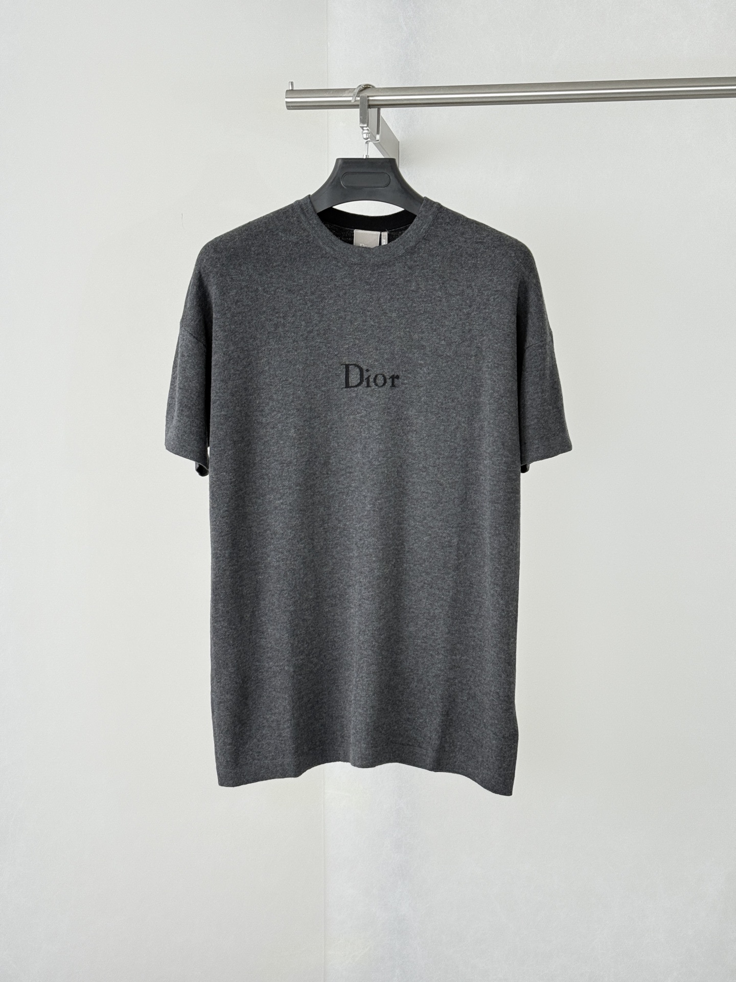 P175 Dio*/Dior SS26 Camiseta de manga corta de punto jacquard con logo de letra gris cáñamo. La tela es hilo de punto g…