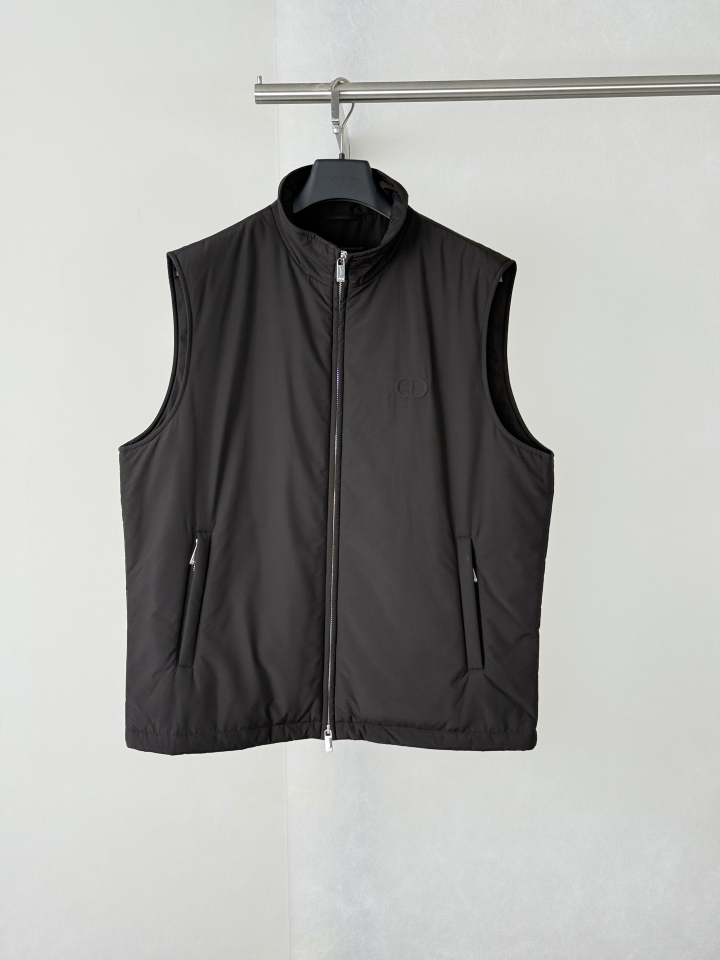 La chaqueta tipo chaleco acolchada con cuello alto y bordado en relieve con el logotipo P320 Dio*/Dior CD está confecci…
